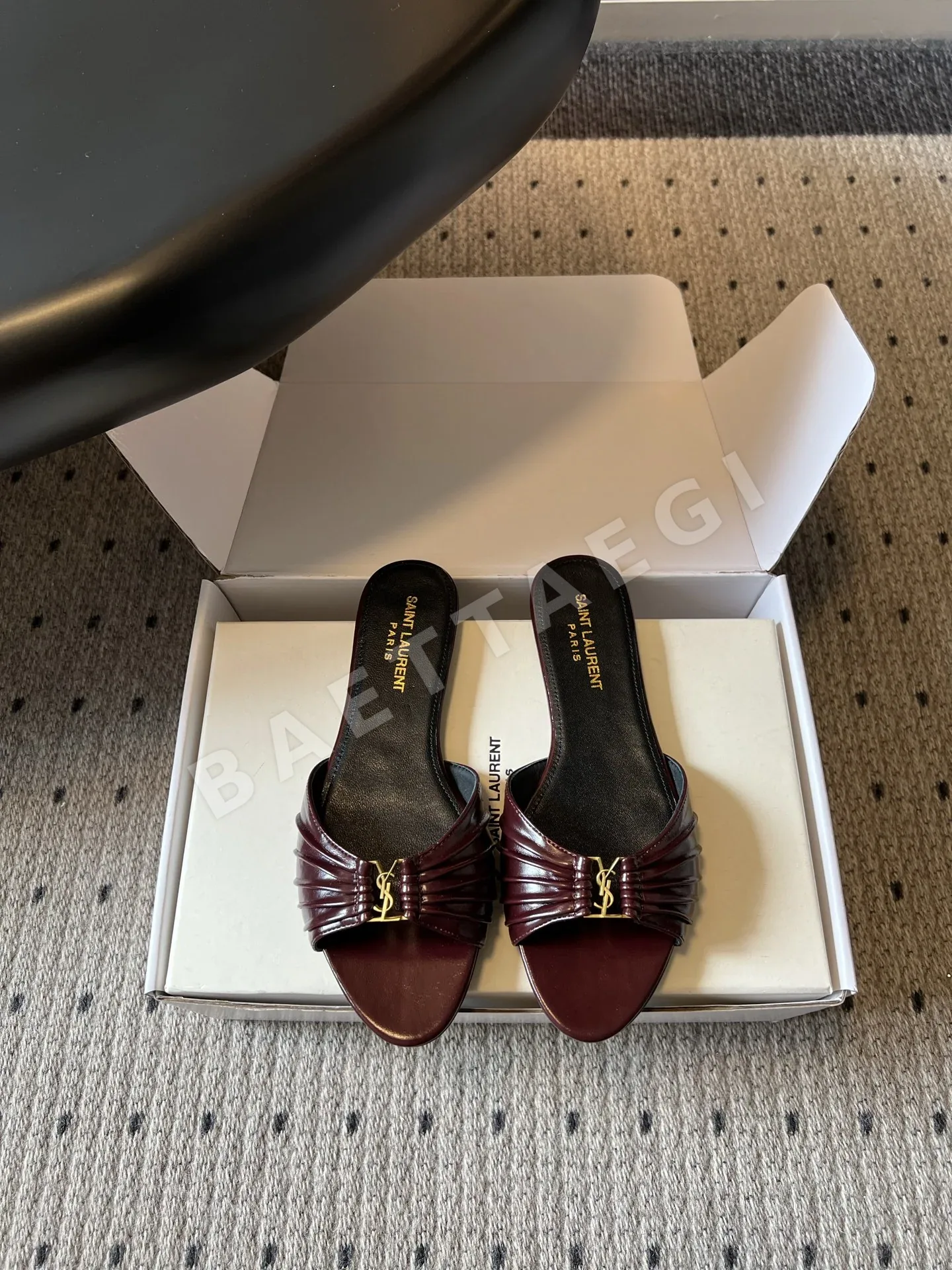 생로랑 플리츠 YSL 버클 플랫 샌들 75024