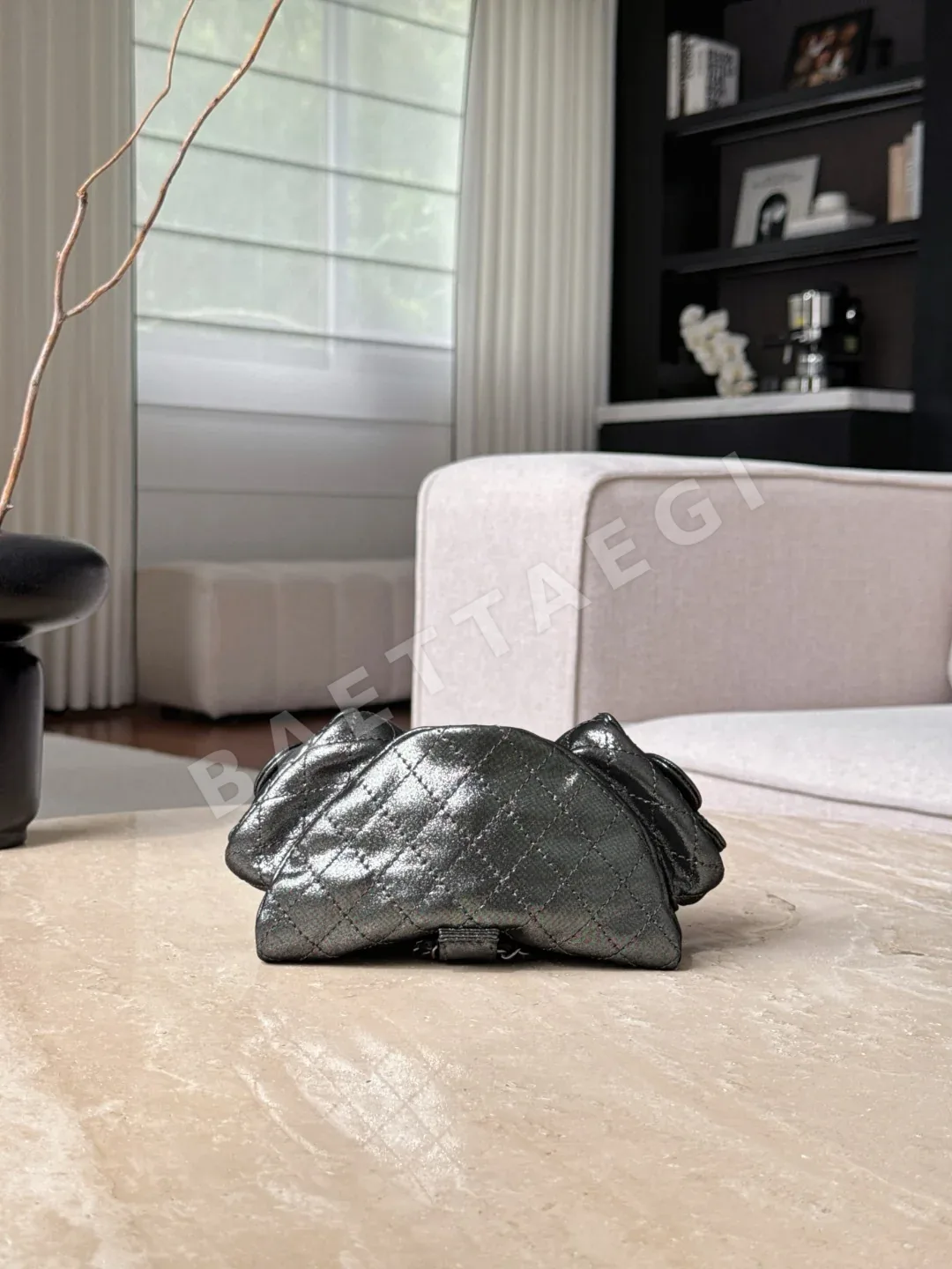샤넬 메탈릭 은빛 드로스트링 복주머니 백 상세 이미지 4