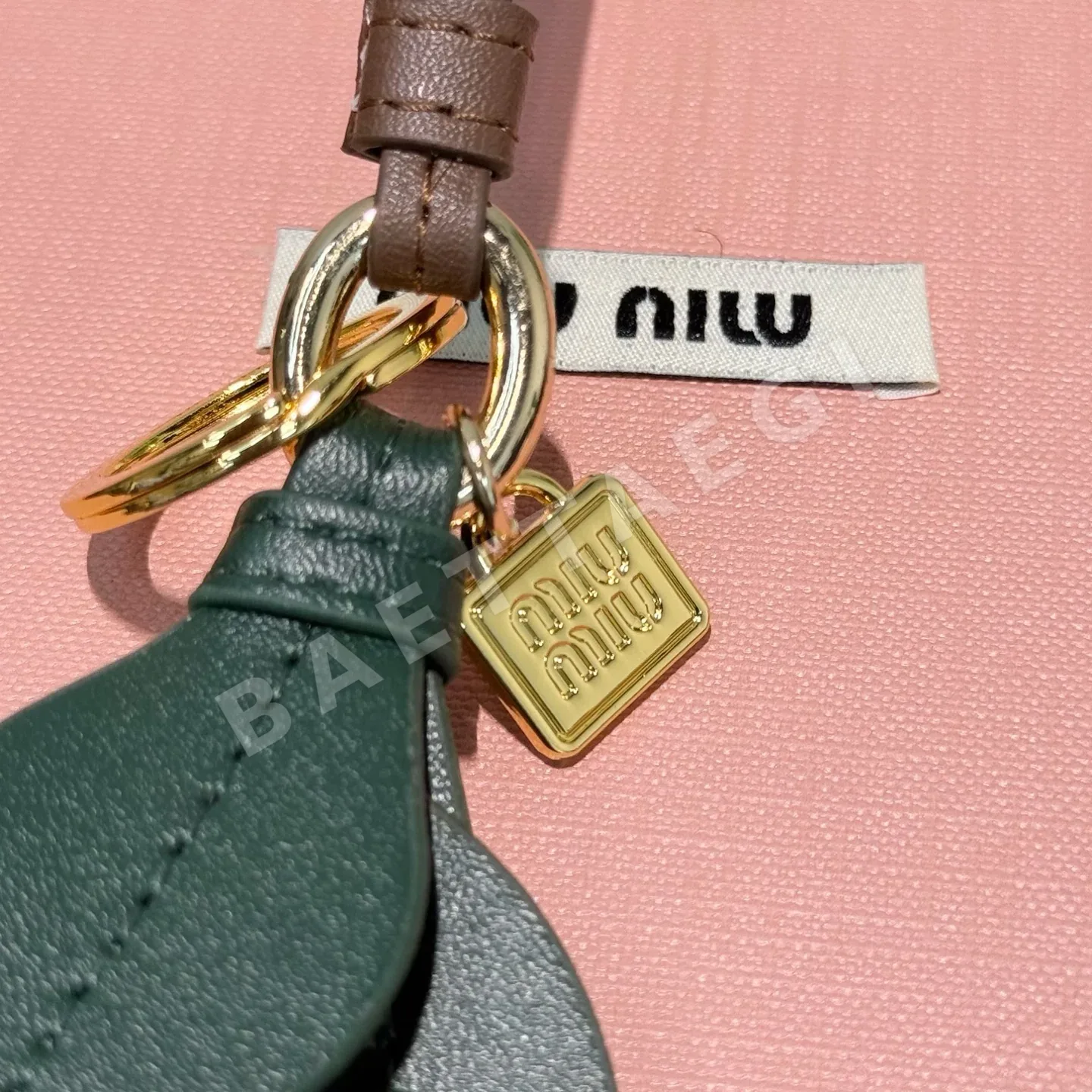 미우미우 가죽 퍼플 키링 상세 이미지 6
