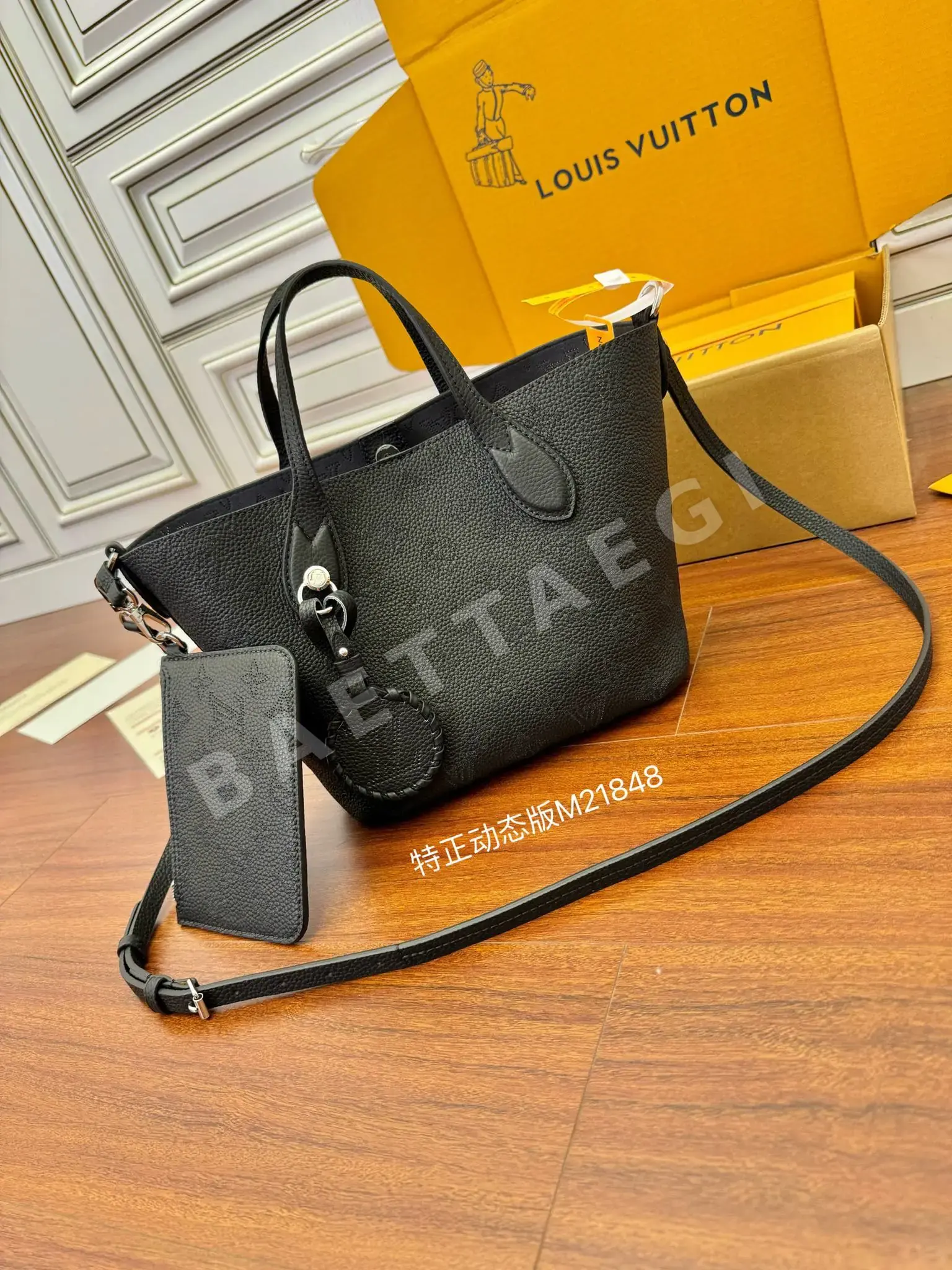 루이비통 M21848 가방 상세 이미지 4