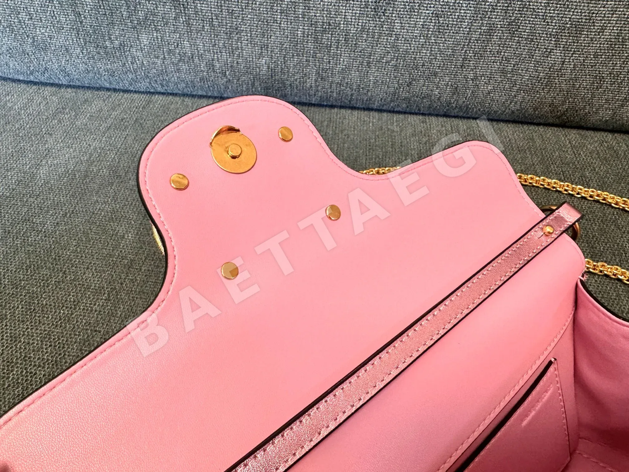 발렌티노 라인스톤 버클 카프스킨 핸드백 상세 이미지 9