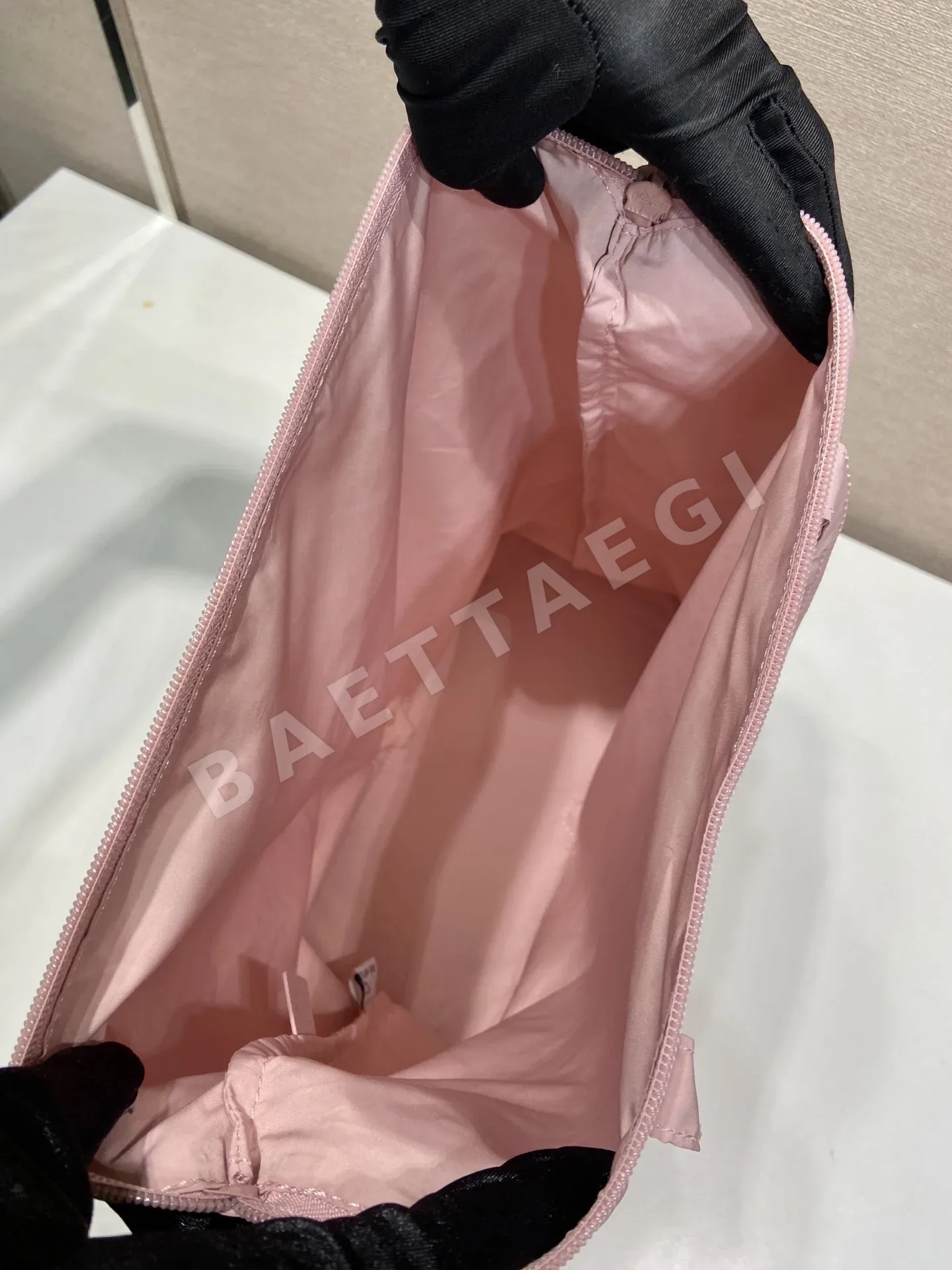 프라다 사피아노 가죽 에나멜 메탈 삼각 로고 토트백 1TT330 상세 이미지 8