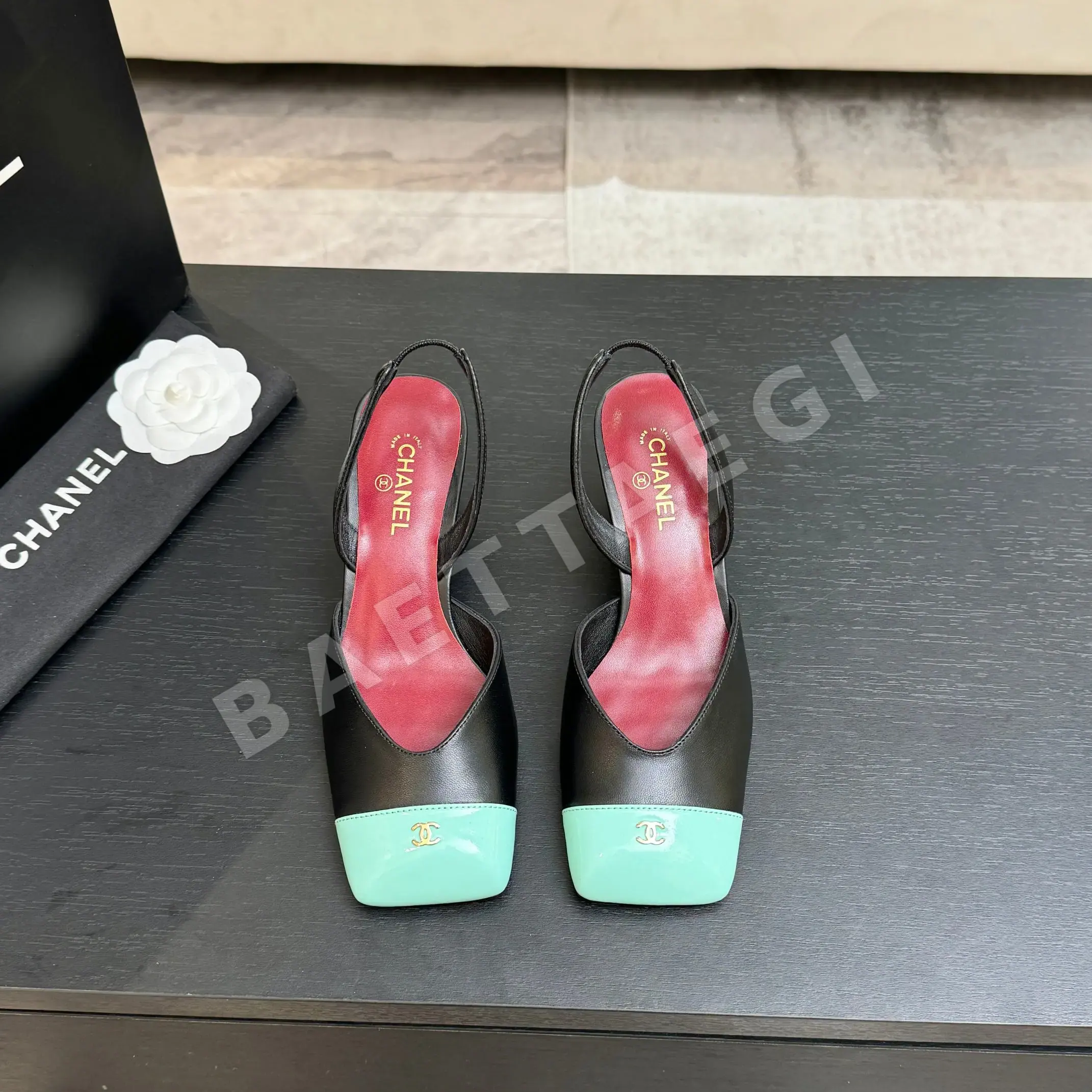 샤넬 더블 C 스티치 스퀘어토 백리스 샌들 98600