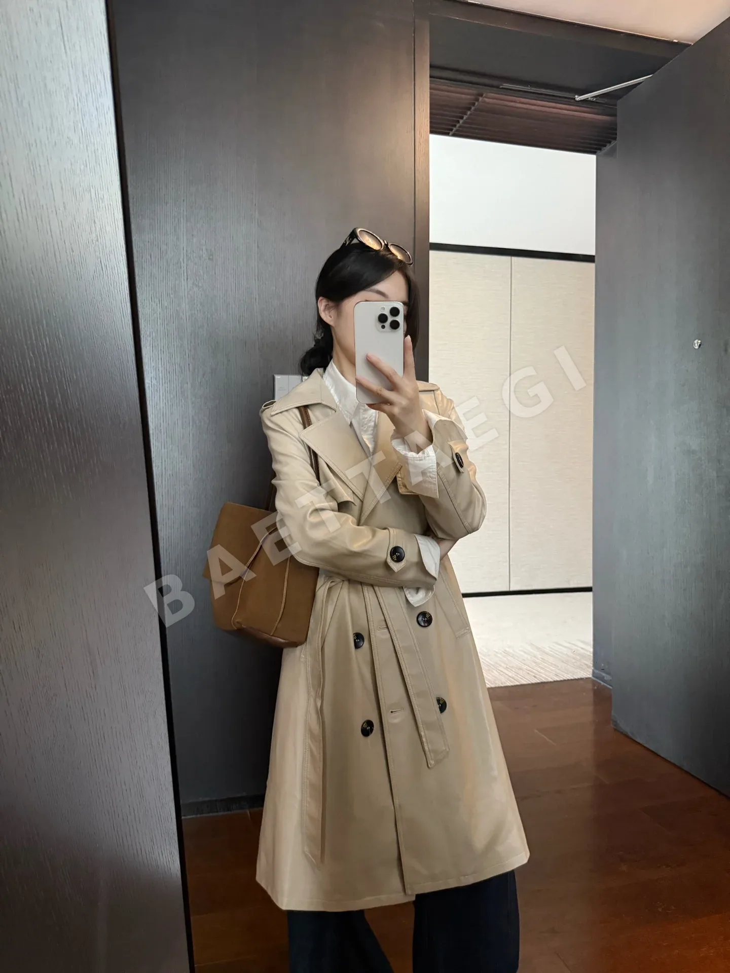 버버리 켄징턴 가죽 트렌치코트 여성 자켓 78249