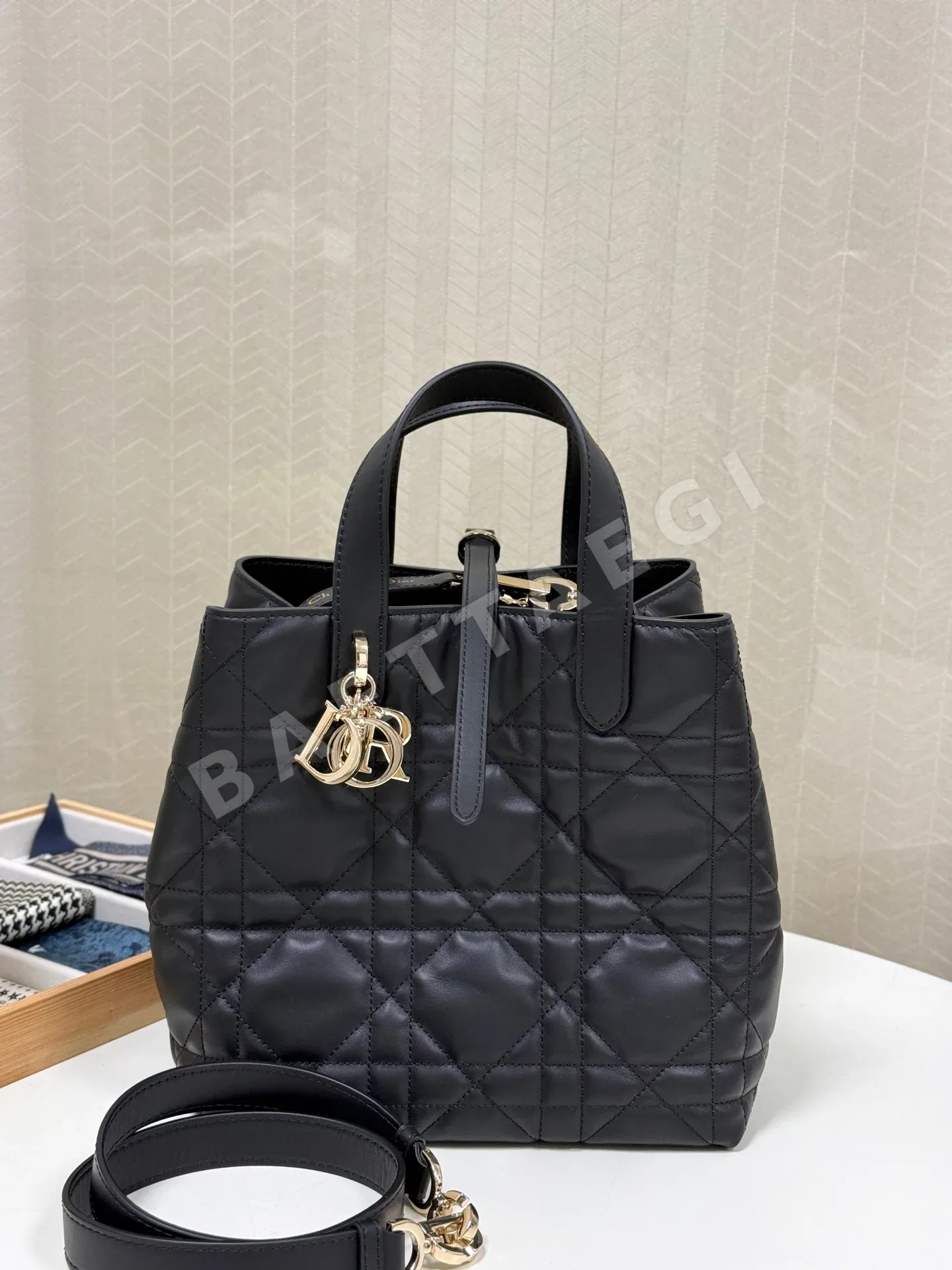 디올 투주르 식료품 바스켓 가방 상세 이미지 9