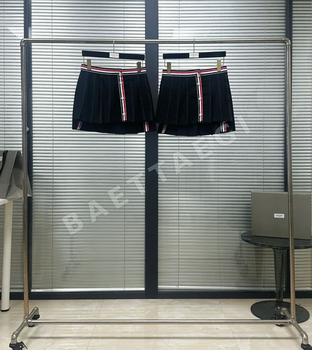 톰브라운 남성 울 플리츠 반바지 46654