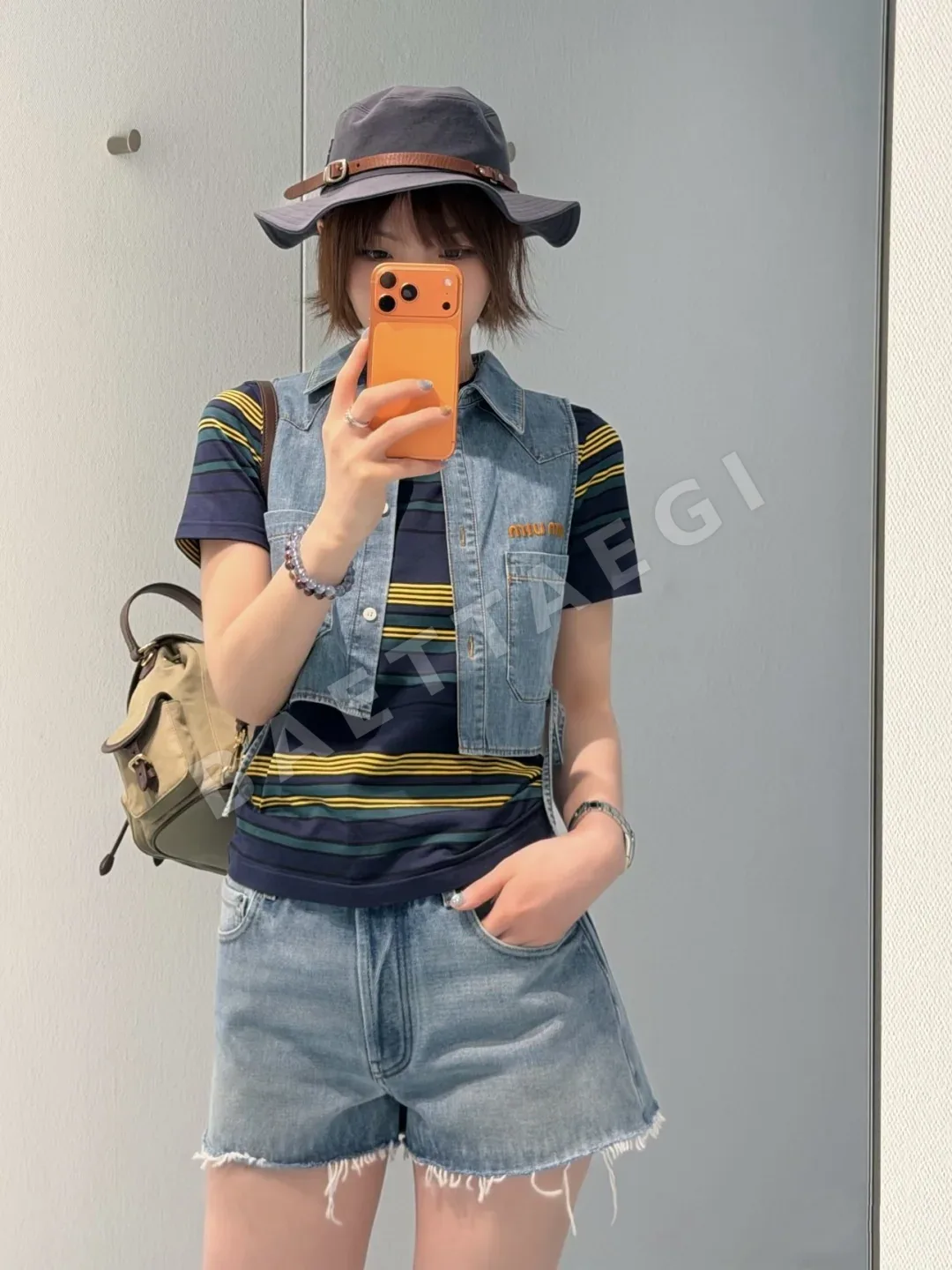 미우미우 태슬 프린지 레더 라벨 워시드 데님 여성 반바지 26SS 상세 이미지 8