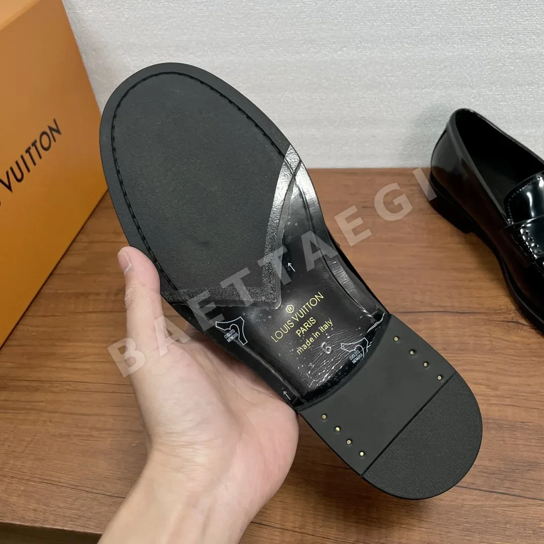 루이비통 메이저 로퍼 남성 가죽 LV 금속 버클 상세 이미지 6