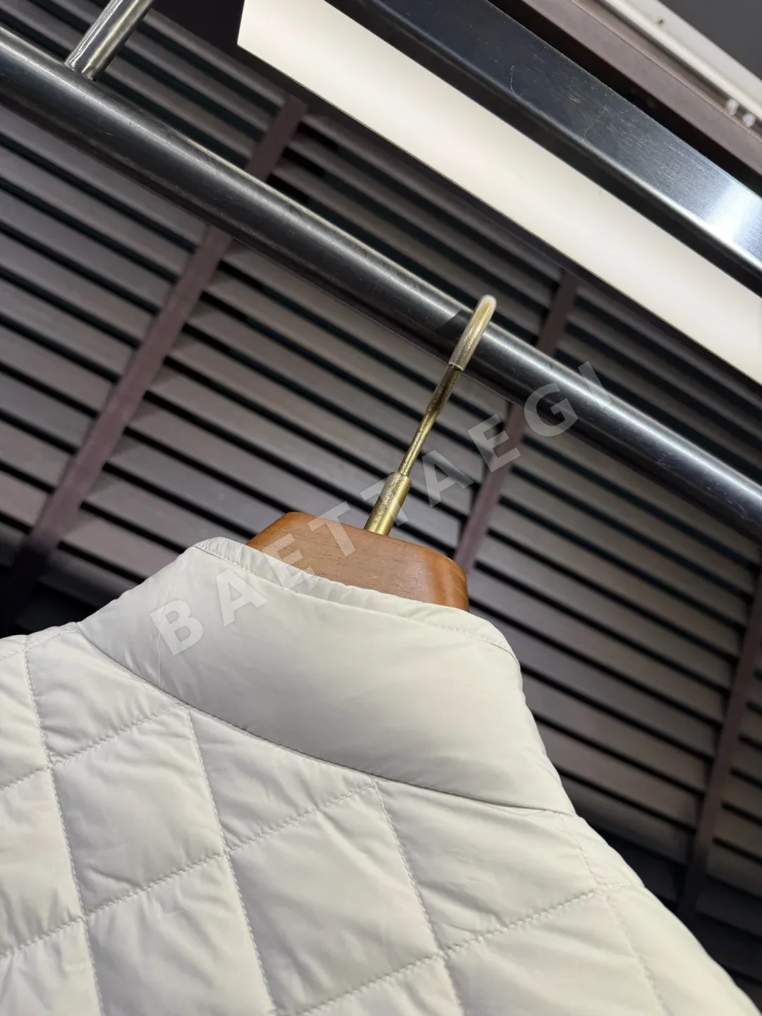 몽클레르 오이세 다이아몬드 퀼팅 쇼트 다운 자켓 상세 이미지 9