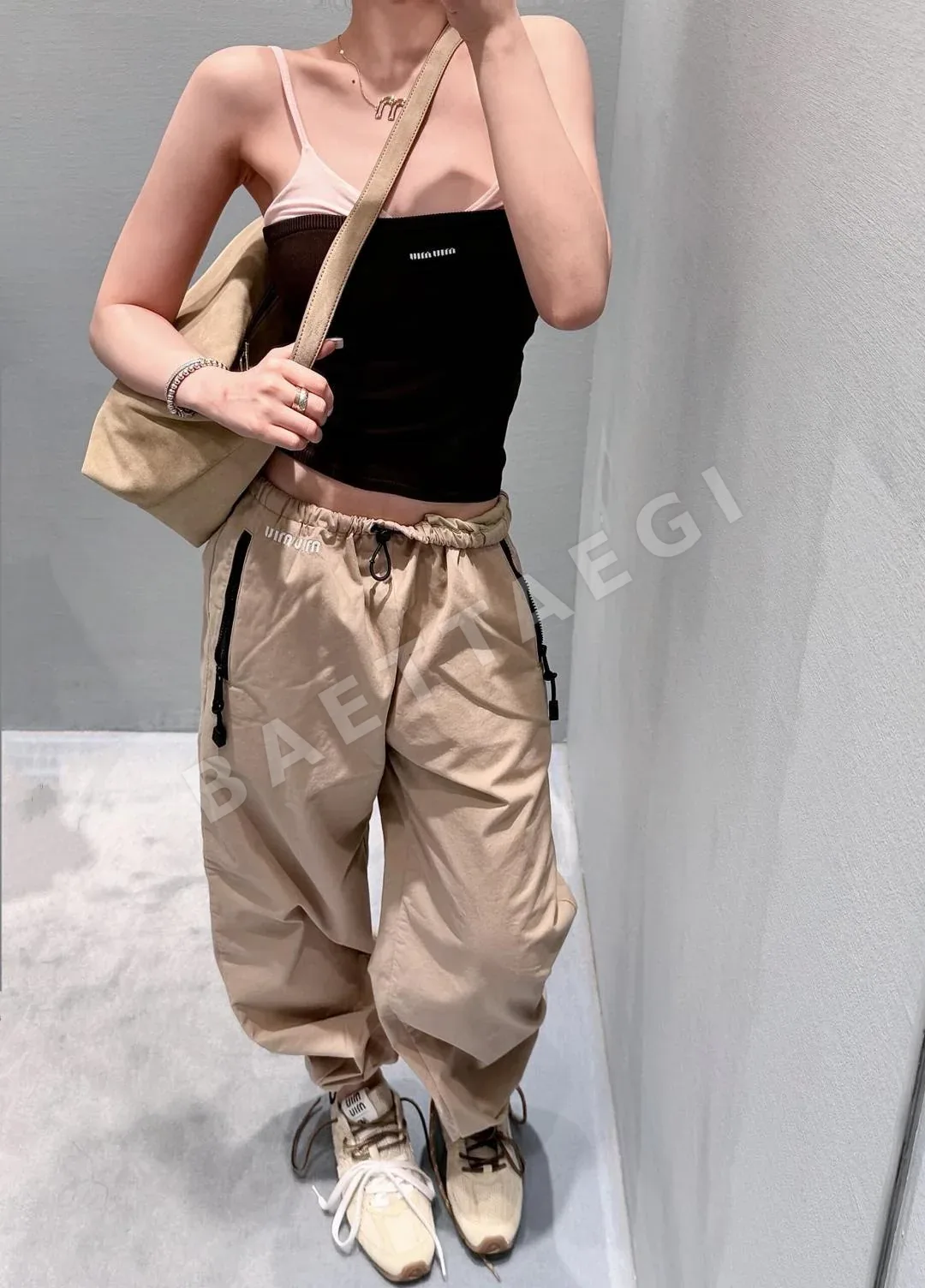 미우미우 카키 와이드 밴딩 바지 상세 이미지 1