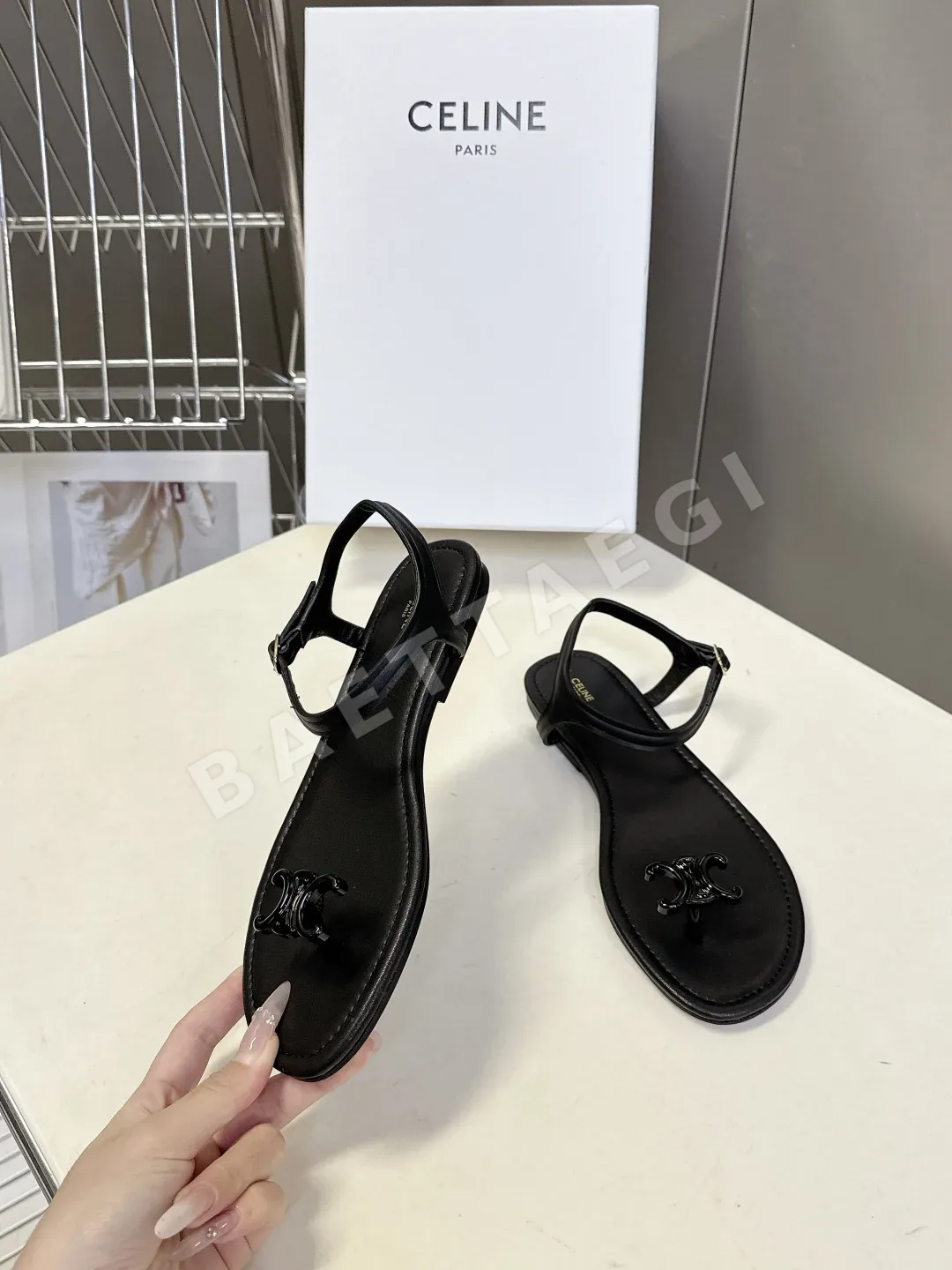 셀린느 개선문 로고 T 스트랩 샌들 상세 이미지 4