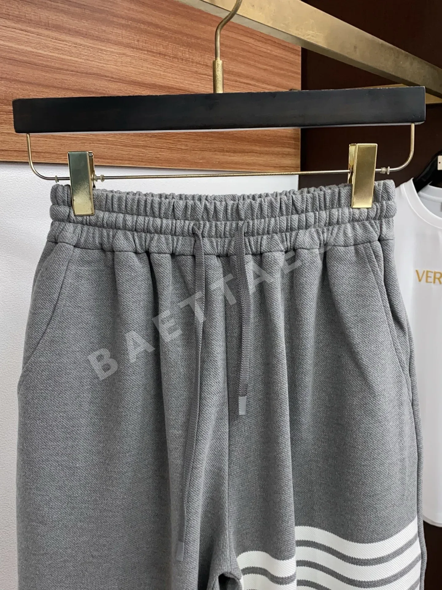 톰브라운 와이드 핏 남성 반바지 상세 이미지 2
