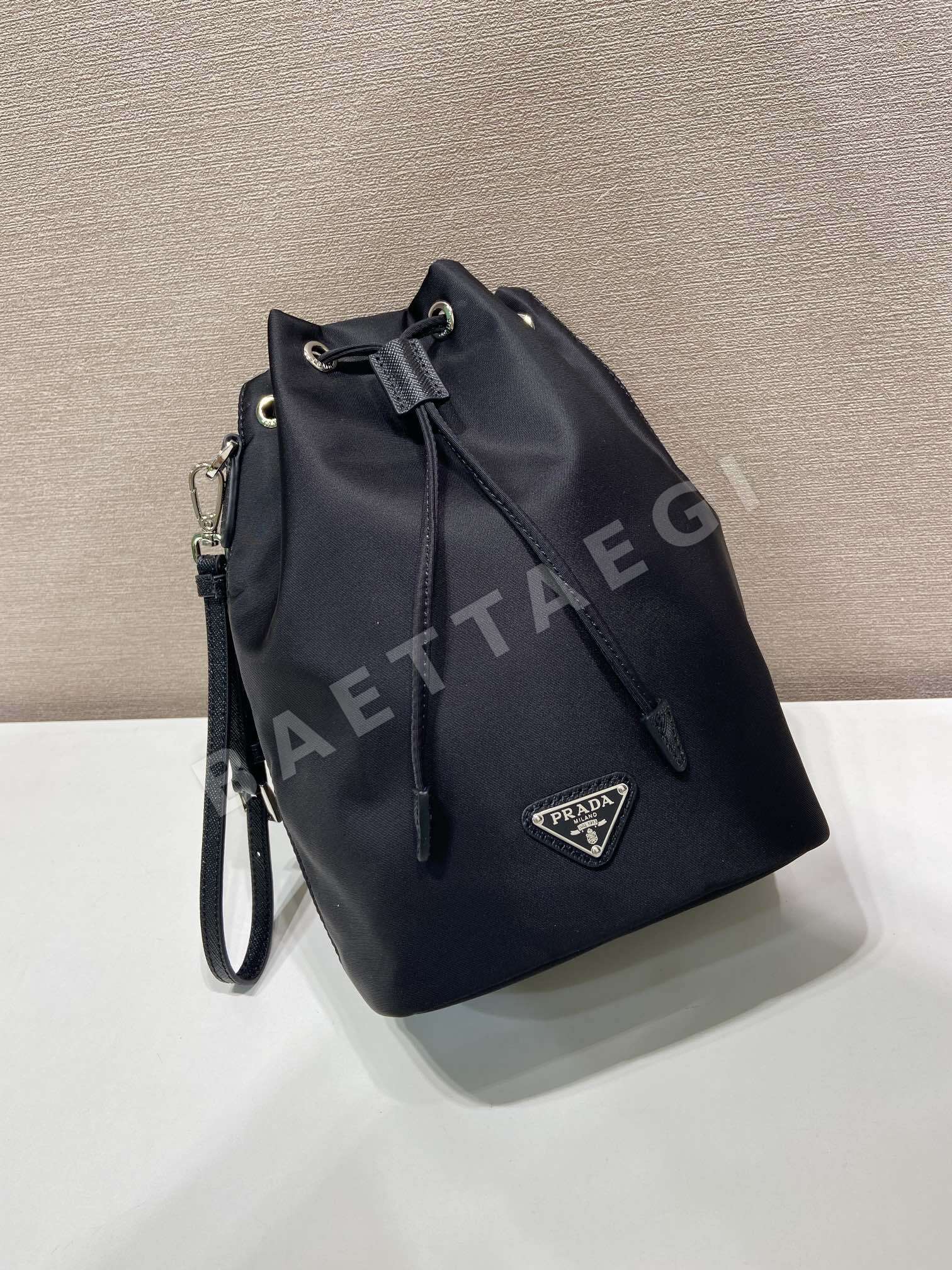 프라다 나일론 클러치백 상세 이미지 3