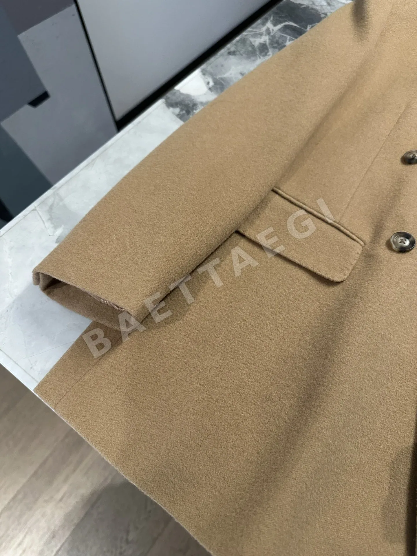 로에베 캐시미어 브로치 여성 자켓 상세 이미지 5