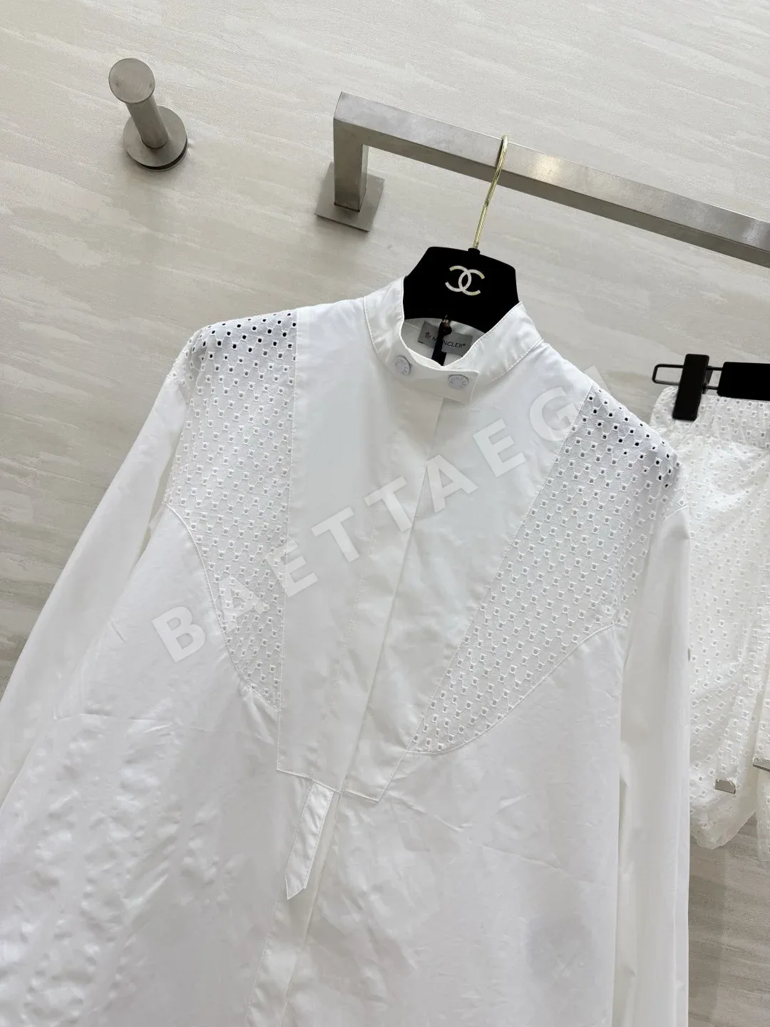몽클레르 여성 오프 화이트 반팔 셔츠 세트 상세 이미지 4