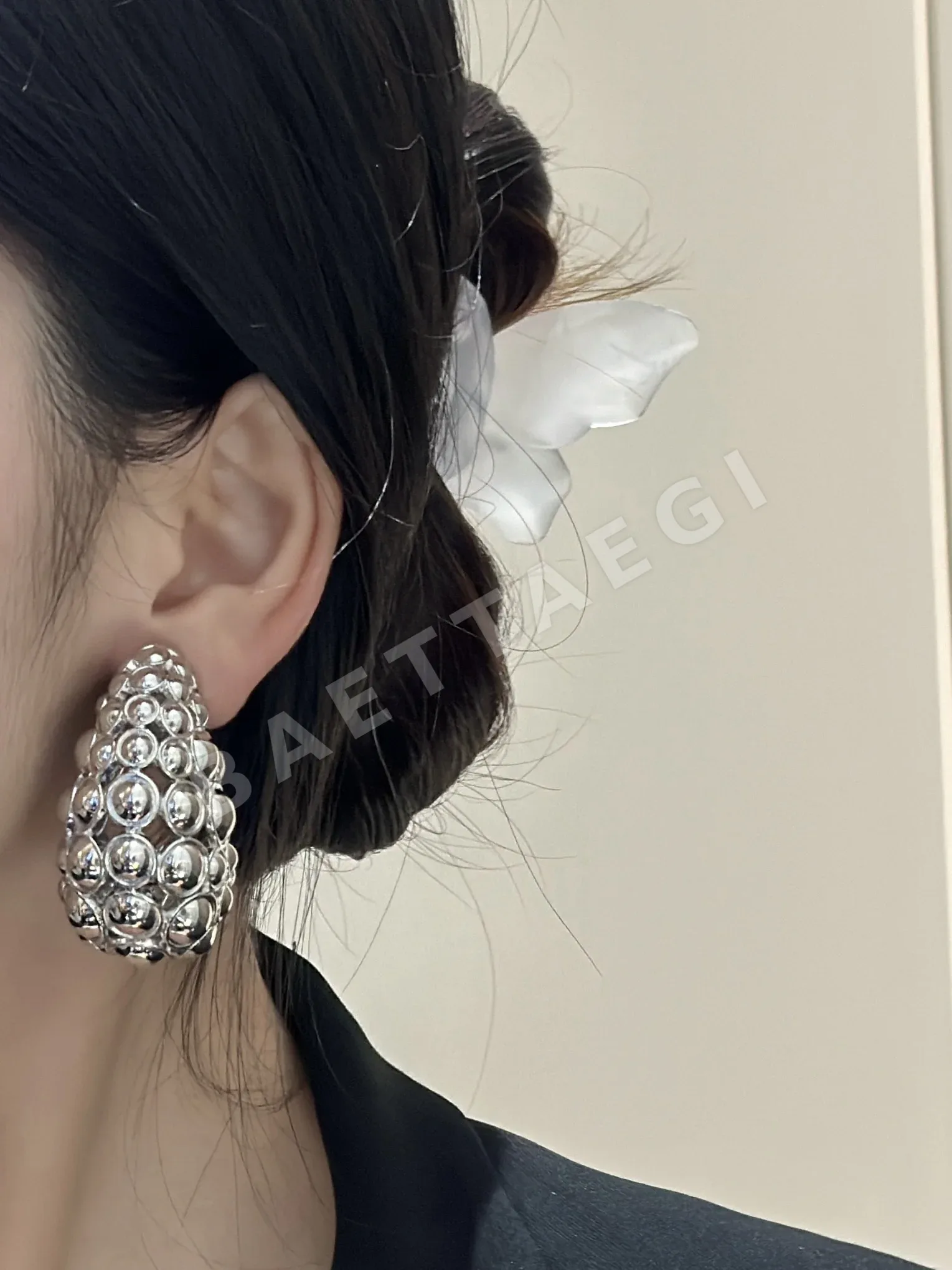 발렌티노 은색 비즈 티어드롭 귀걸이 상세 이미지 3