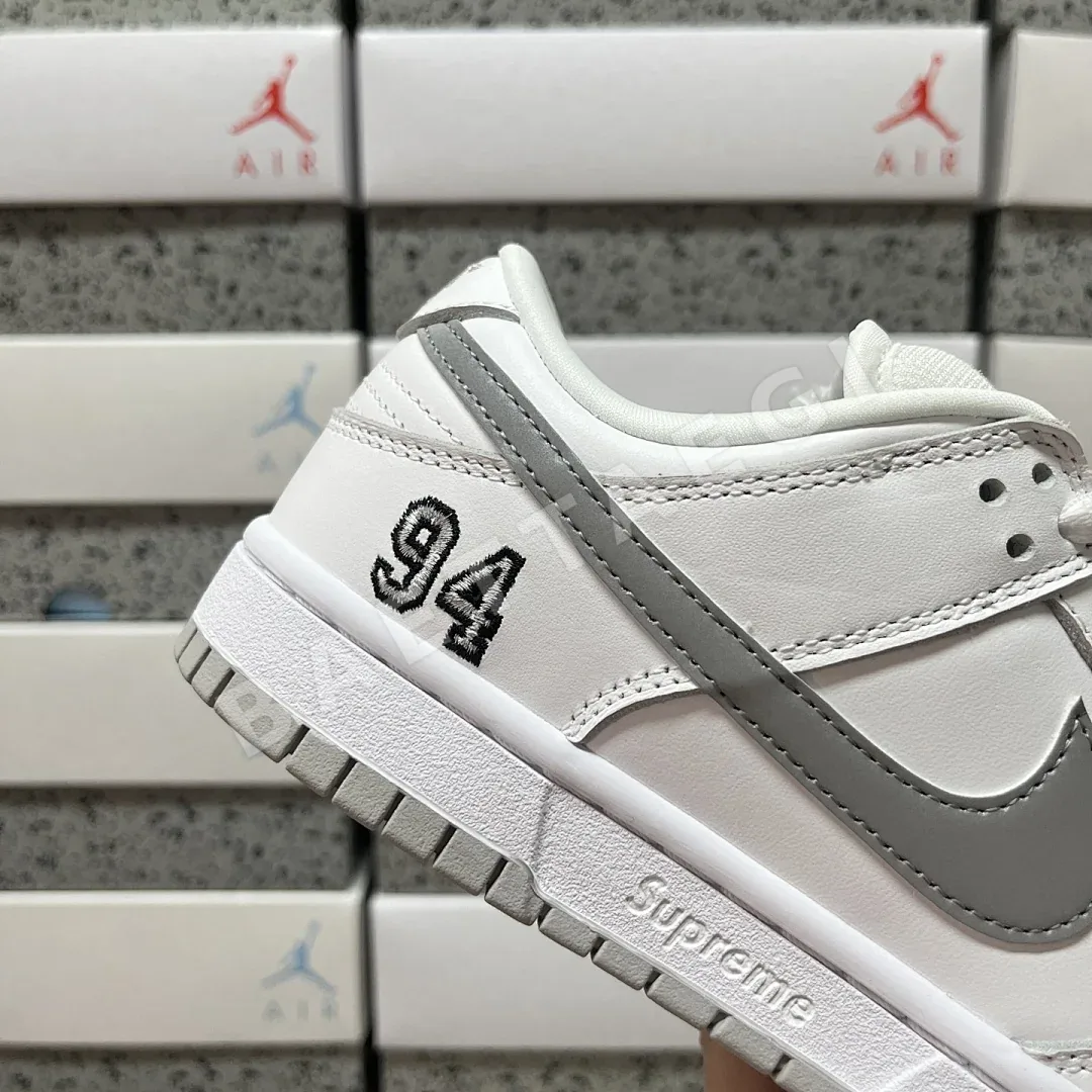 나이키 [AY] SB 덩크 로우 HQ8487-100 201034 Nike SB Dunk Low Supreme 94 White Metallic 상세 이미지 7