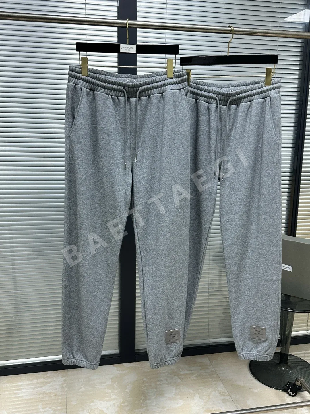 톰브라운 가죽 라벨 오버핏 남성 스웨트팬츠 상세 이미지 4