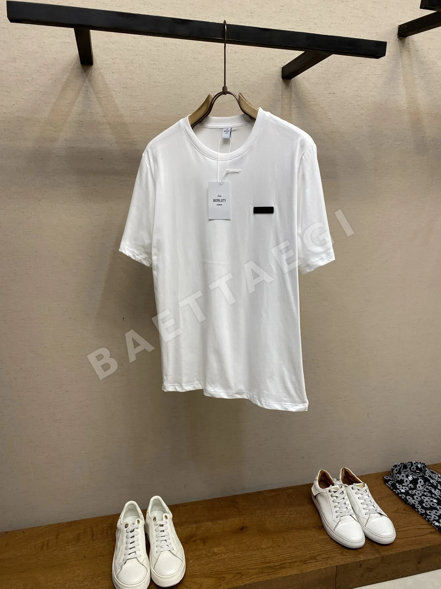 벨루티 크루넥 레더 엠블럼 코튼 반팔 티셔츠