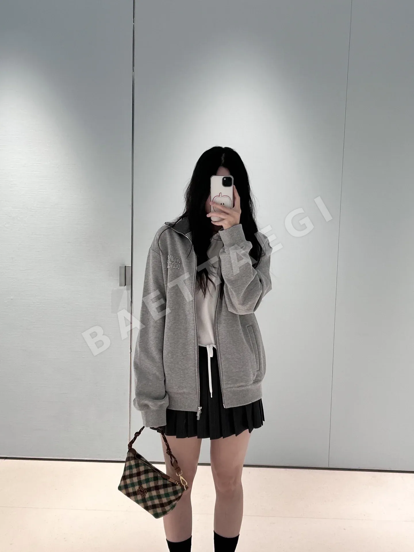 미우미우 레터 자수 캐주얼 풀집업 여성 자켓 상세 이미지 4