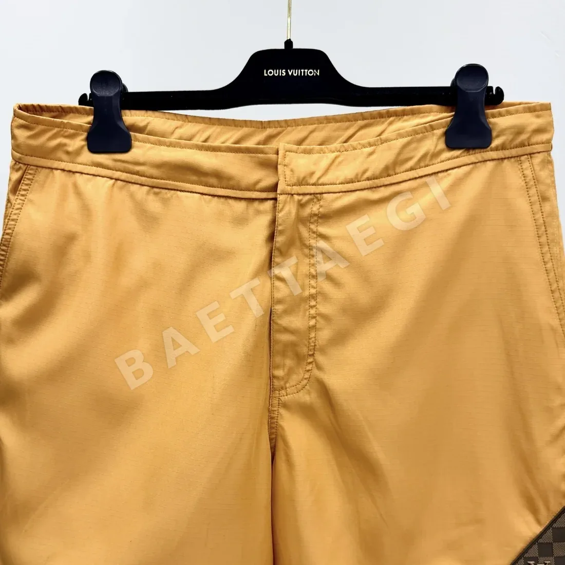 루이비통 LV 로고 실리콘 패치 남성 반바지 상세 이미지 3