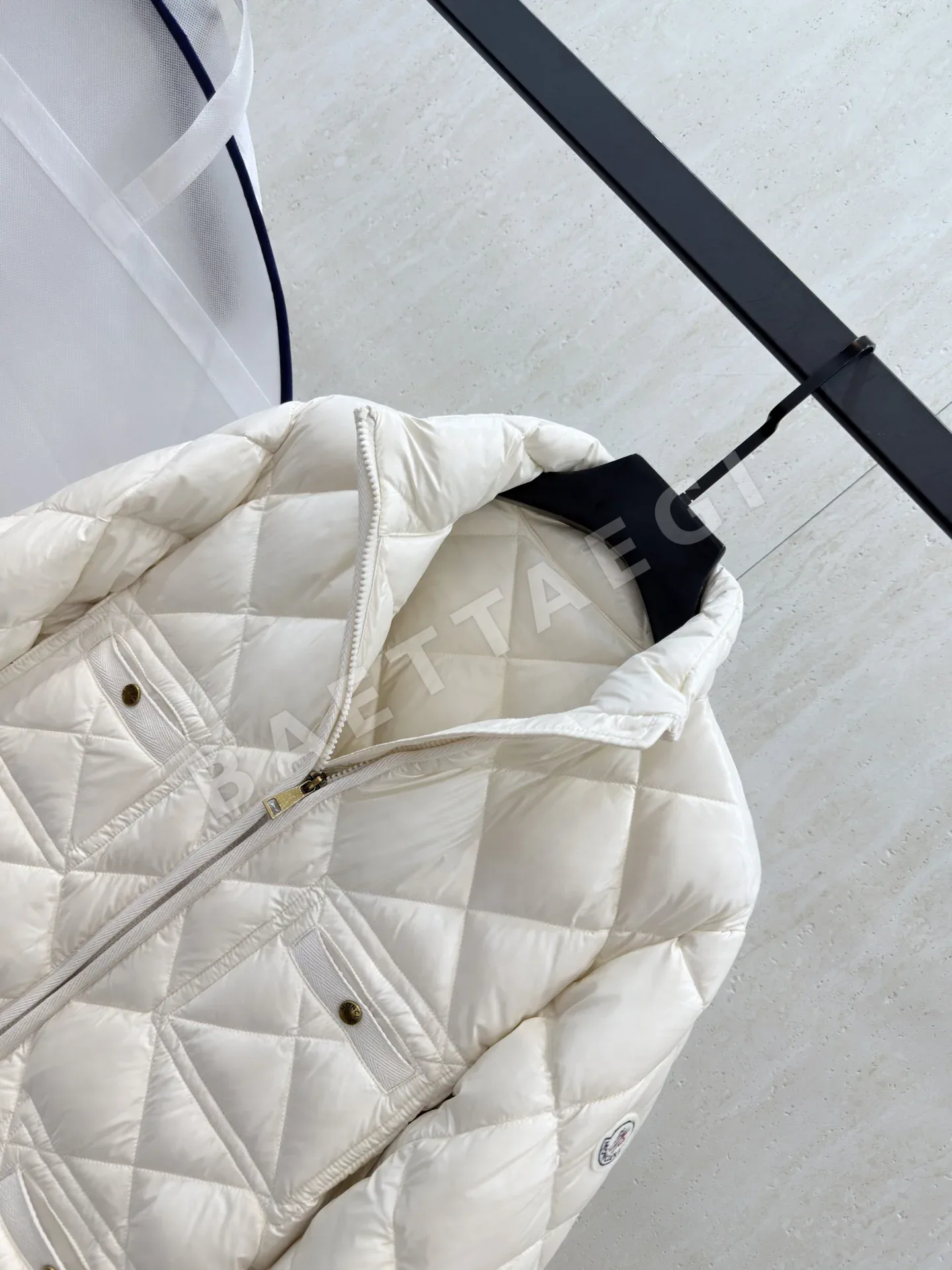 몽클레르 여성 화이트 덕다운 패딩 상세 이미지 6