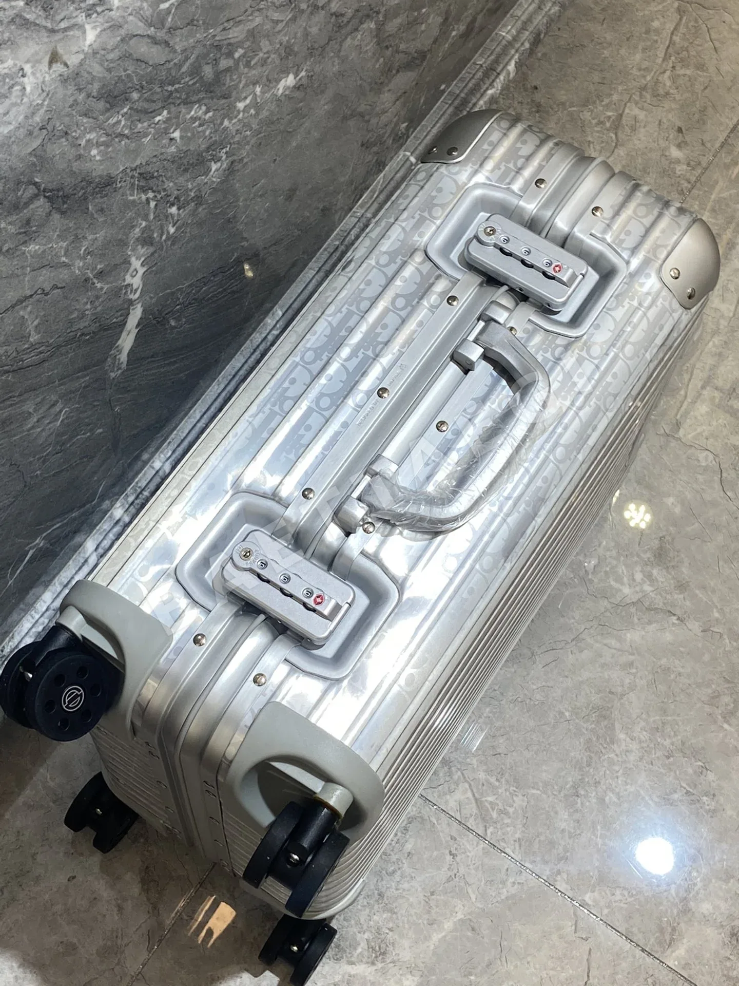 여행가방 리모와 실버 컬러 여행가방 상세 이미지 5