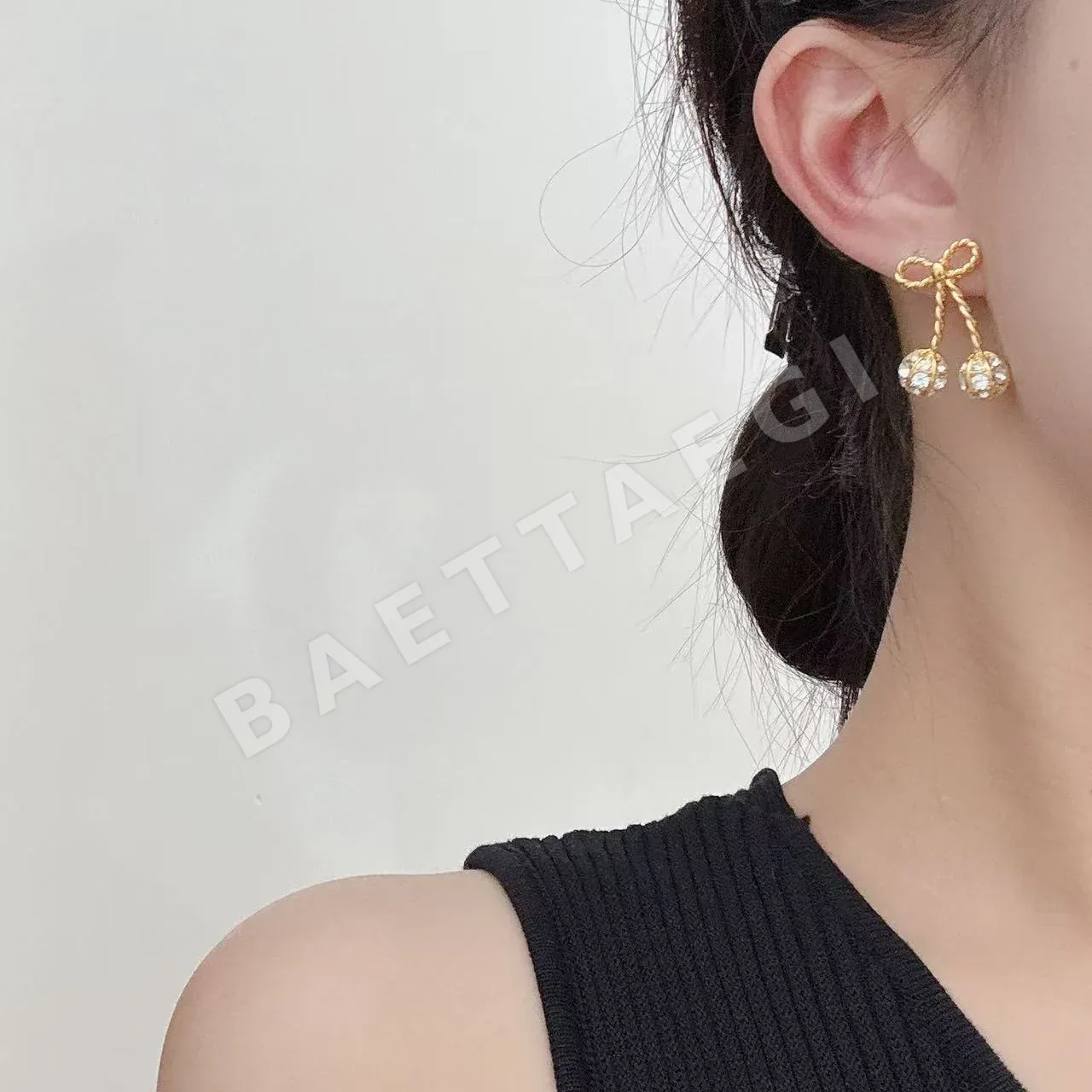 발렌티노 25 A 스터드 귀걸이 상세 이미지 4
