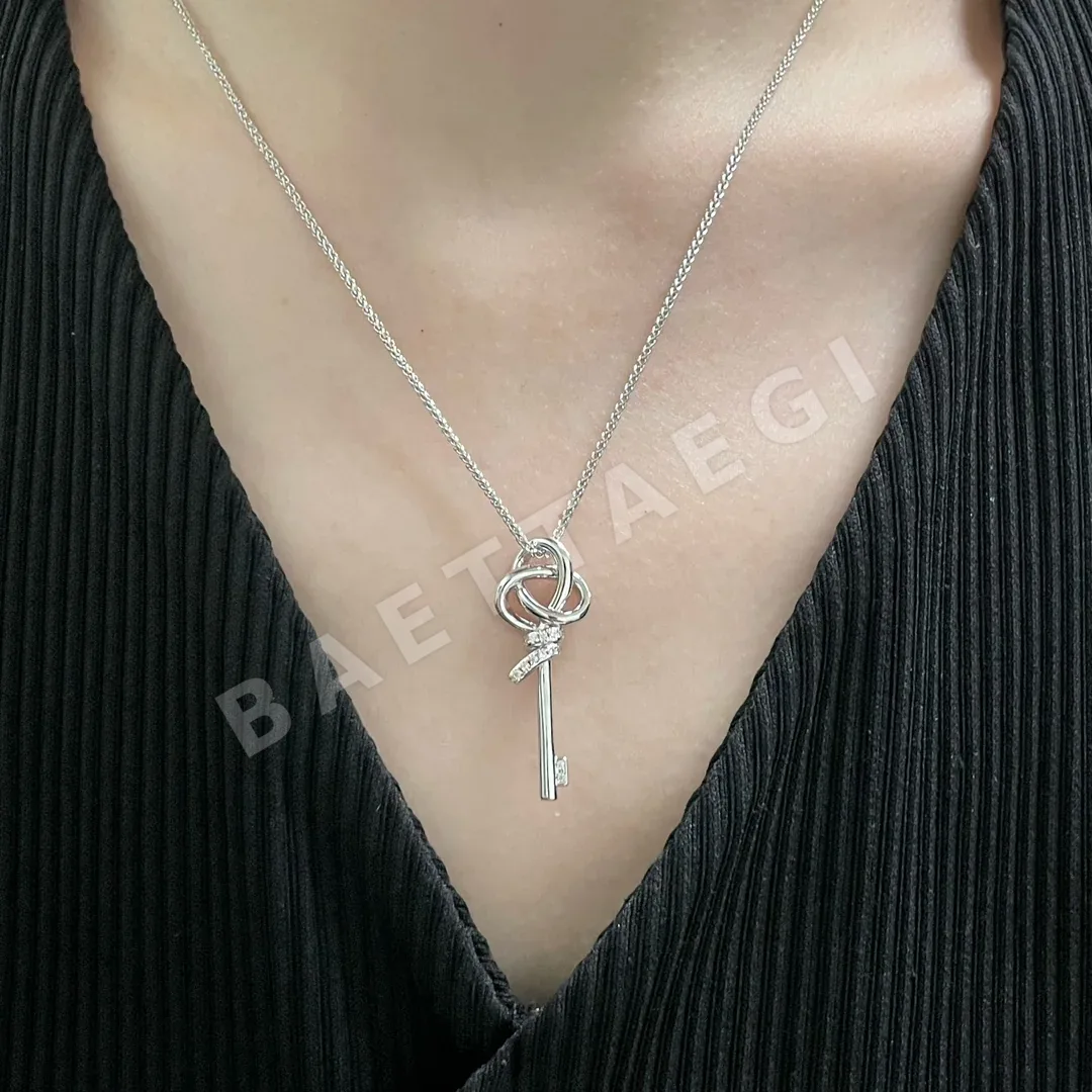 티파니 18K 골드 다이아몬드 T 노트 키 목걸이 70641