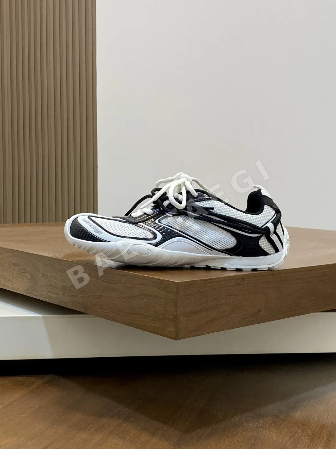 발렌시아가 레이더 스니커즈 상세 이미지 2