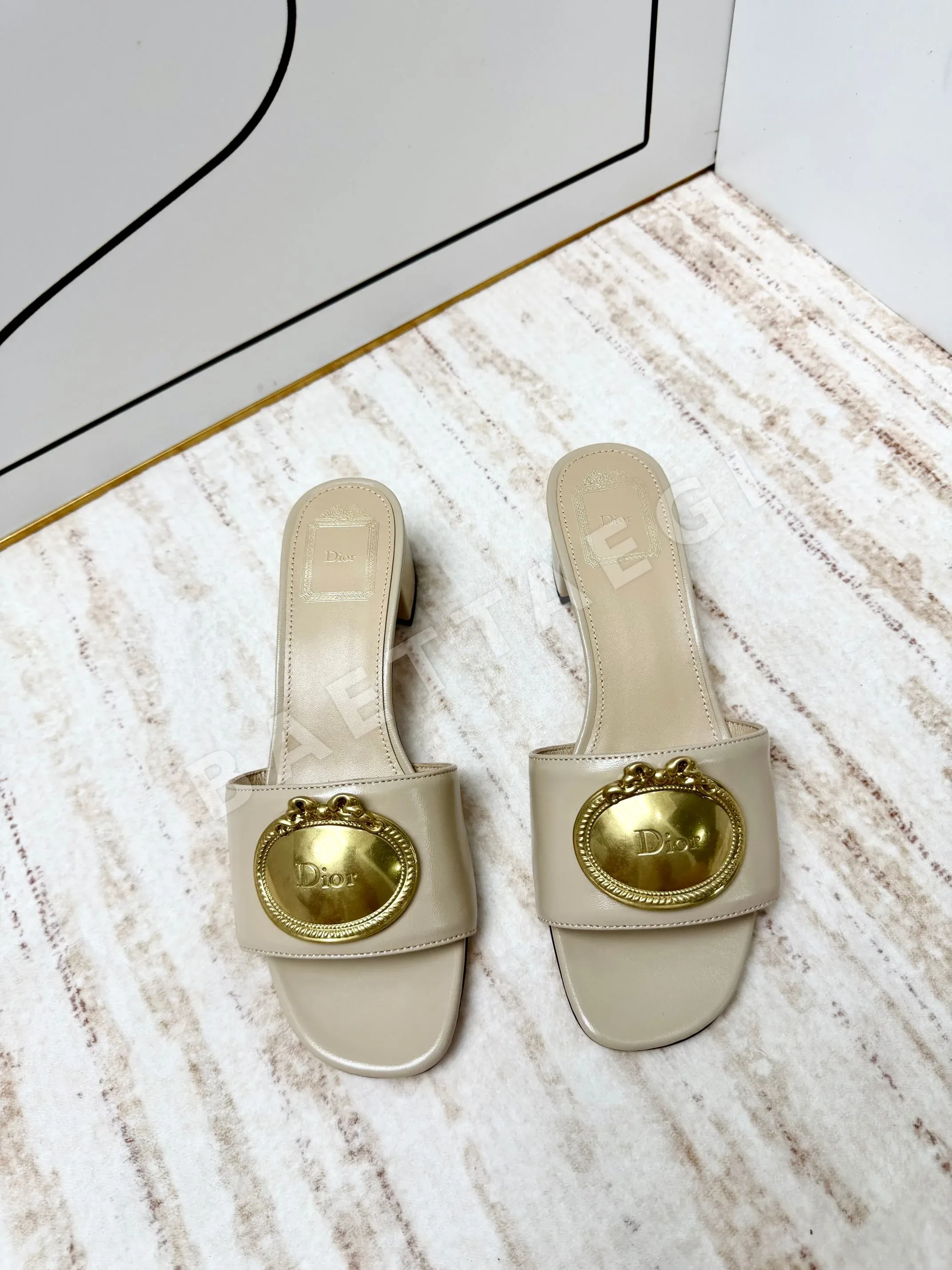디올 레트로 골드 버클 샌들 104813