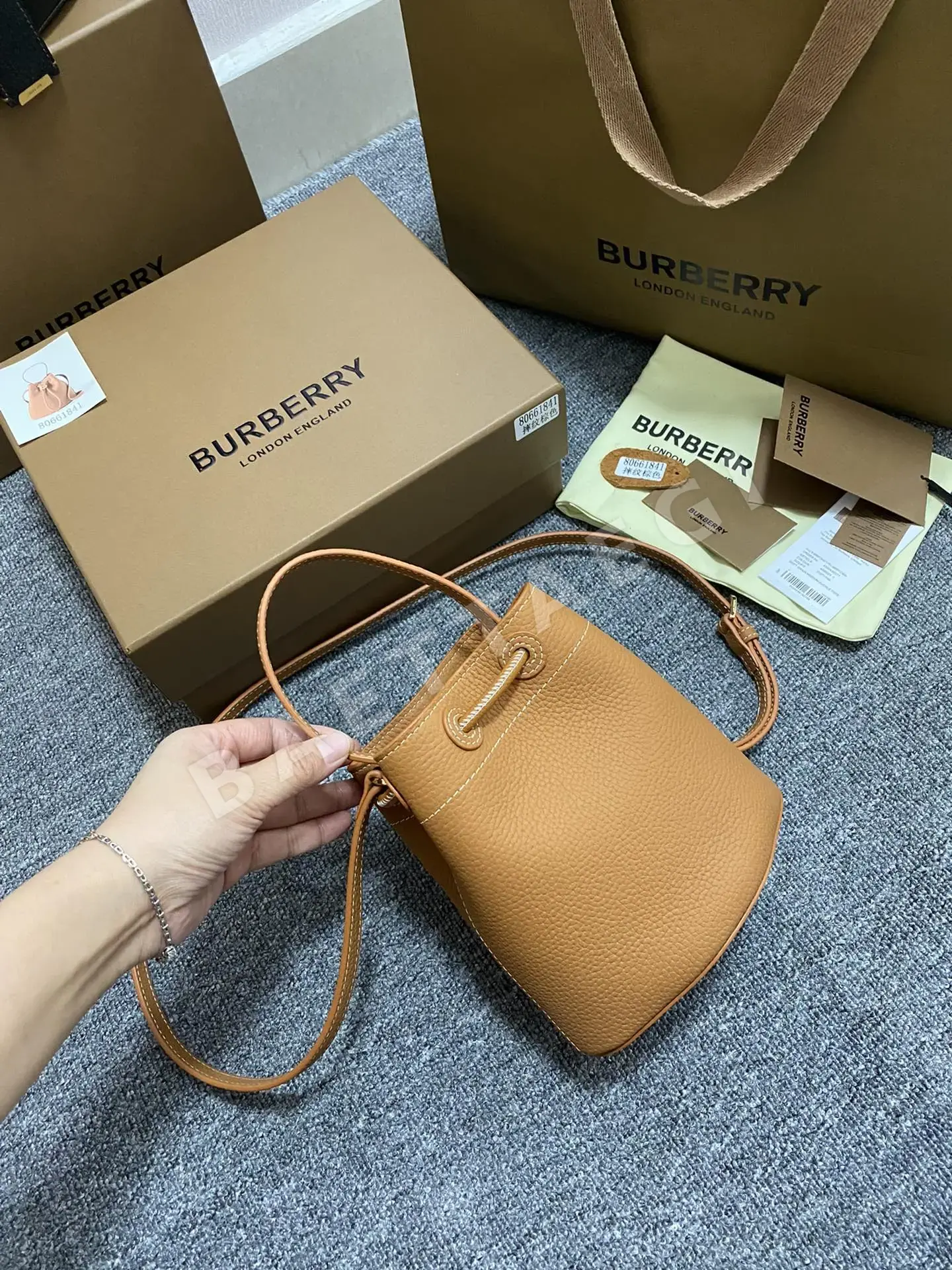 버버리 TB 시그니처 락 미니 버킷백 상세 이미지 3
