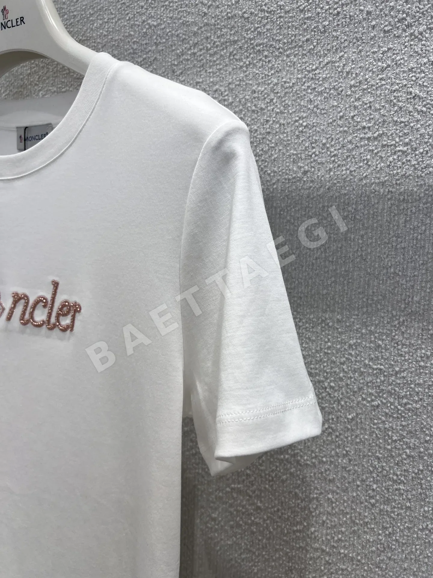 몽클레르 비즈 장식 레터링 여성 반팔 티셔츠 상세 이미지 5