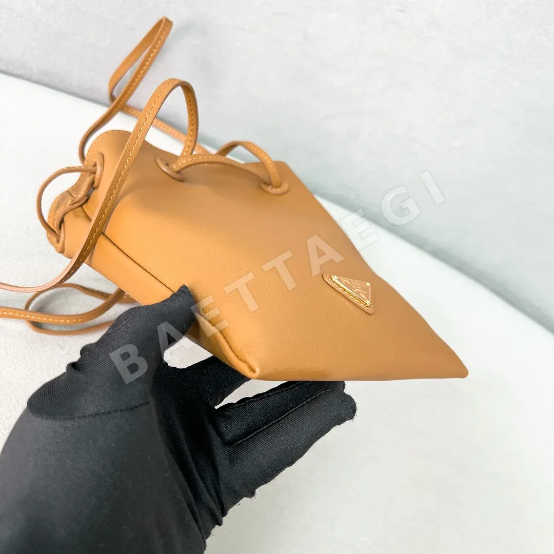 프라다 삼각 로고 수통 가방 1BH221 상세 이미지 7