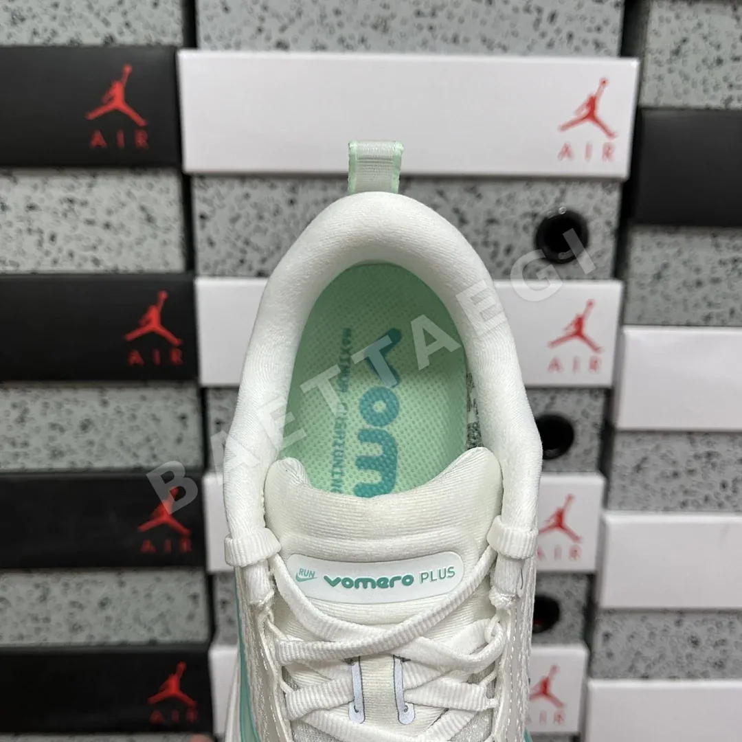 나이키 줌 보메로 18 HV8154-100 201115 Nike Zoom Vomero 18 상세 이미지 8
