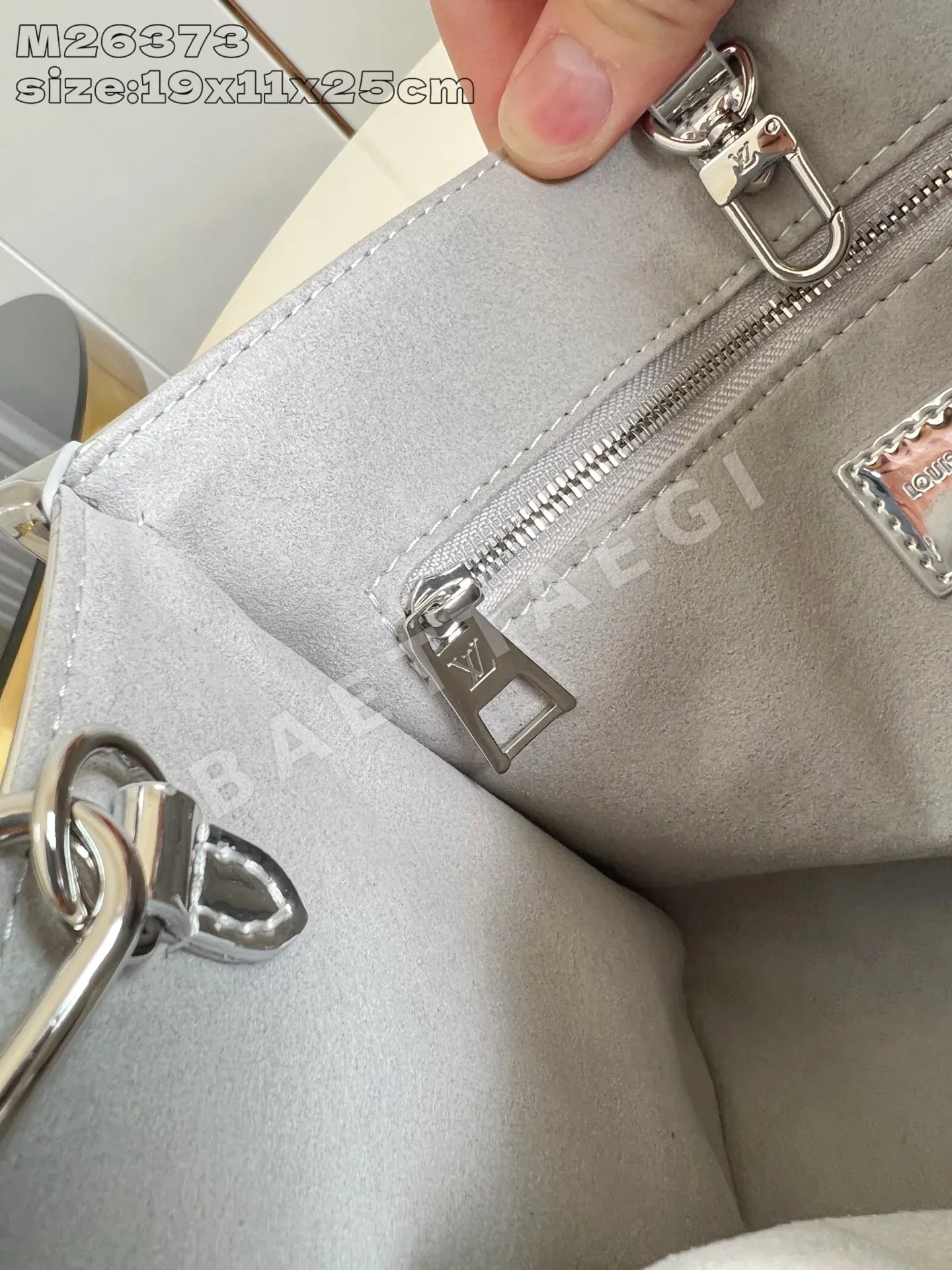 루이비통 온더고 스몰 모노그램 핸드백 M26373 상세 이미지 8