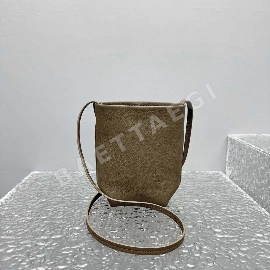 더로우 미니 페블드 가죽 버킷백 상세 이미지 4