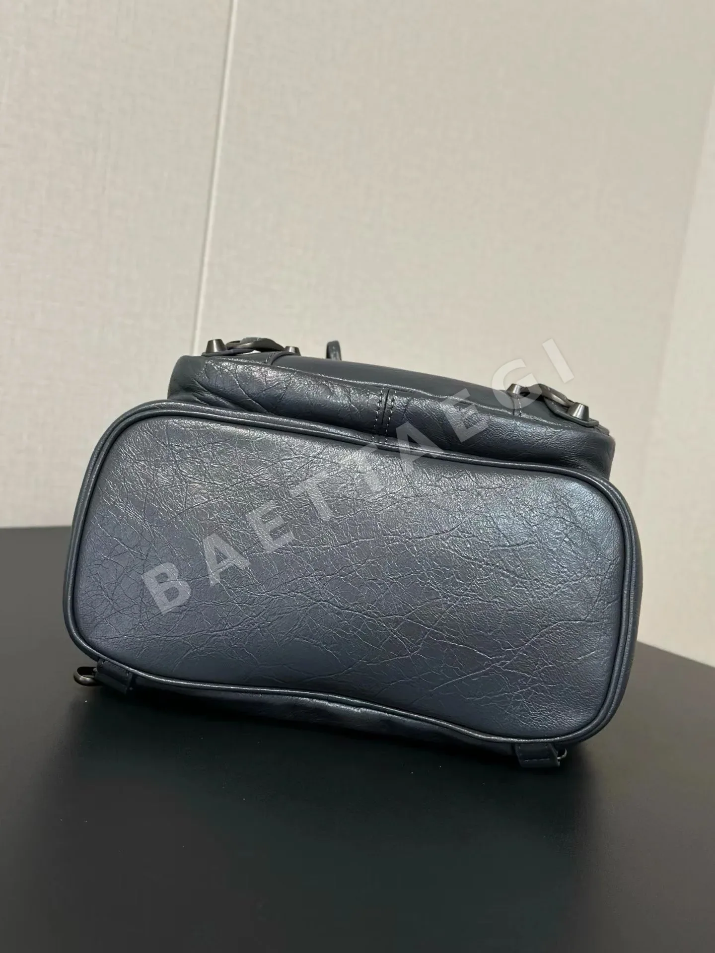 발렌시아가 주름 램스킨 다크 그레이 백팩 상세 이미지 6