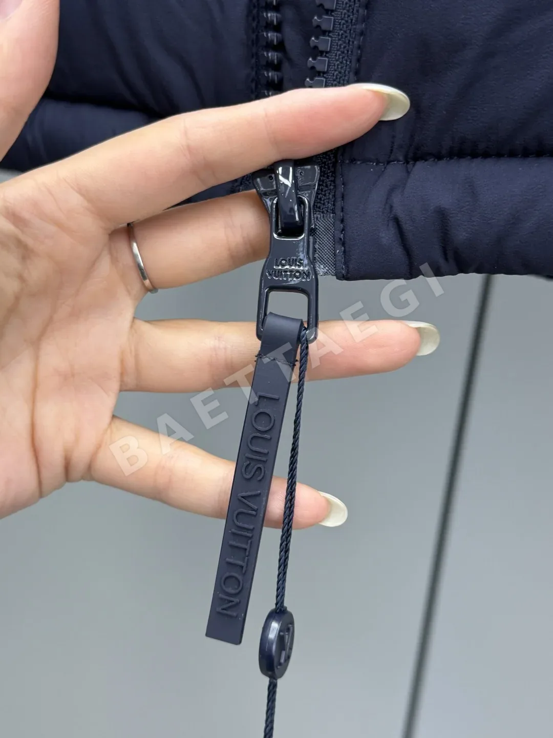 루이비통 후드 모노그램 패턴 다운 패딩 재킷 상세 이미지 7