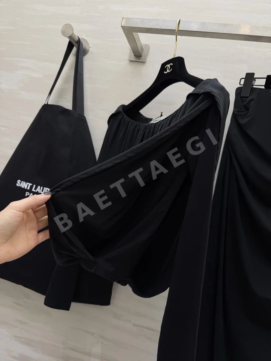 생로랑 여성 오프숄더 탑 플리츠 스커트 세트 상세 이미지 7