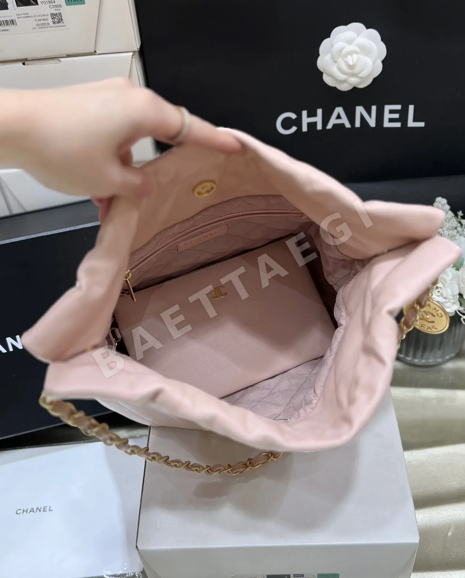 샤넬 22백 에나멜 램스킨 체인 숄더백 상세 이미지 4