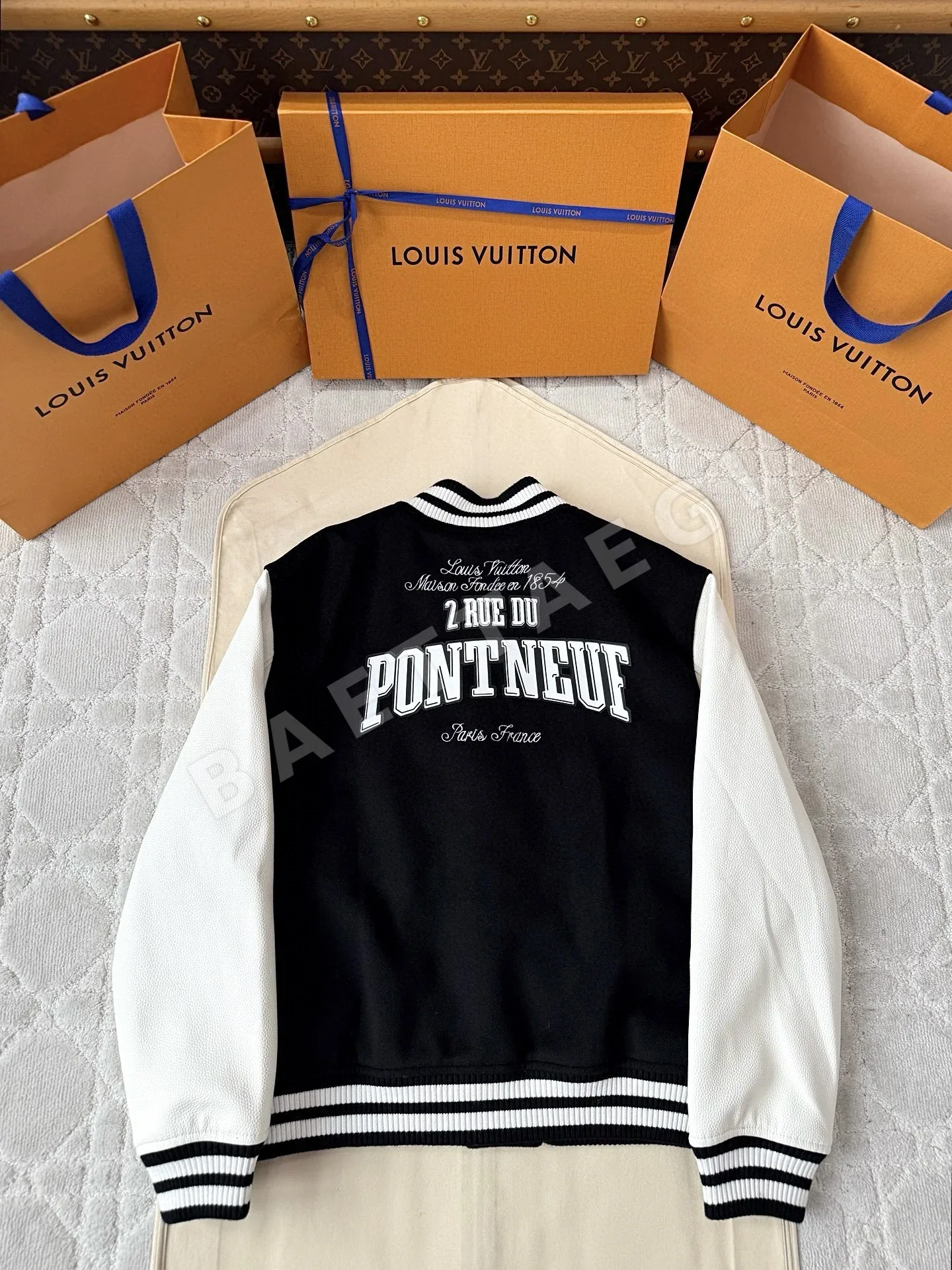 루이비통 LV NIGO 콜라보 가죽 패치 자수 야구 점퍼 자켓 상세 이미지 2