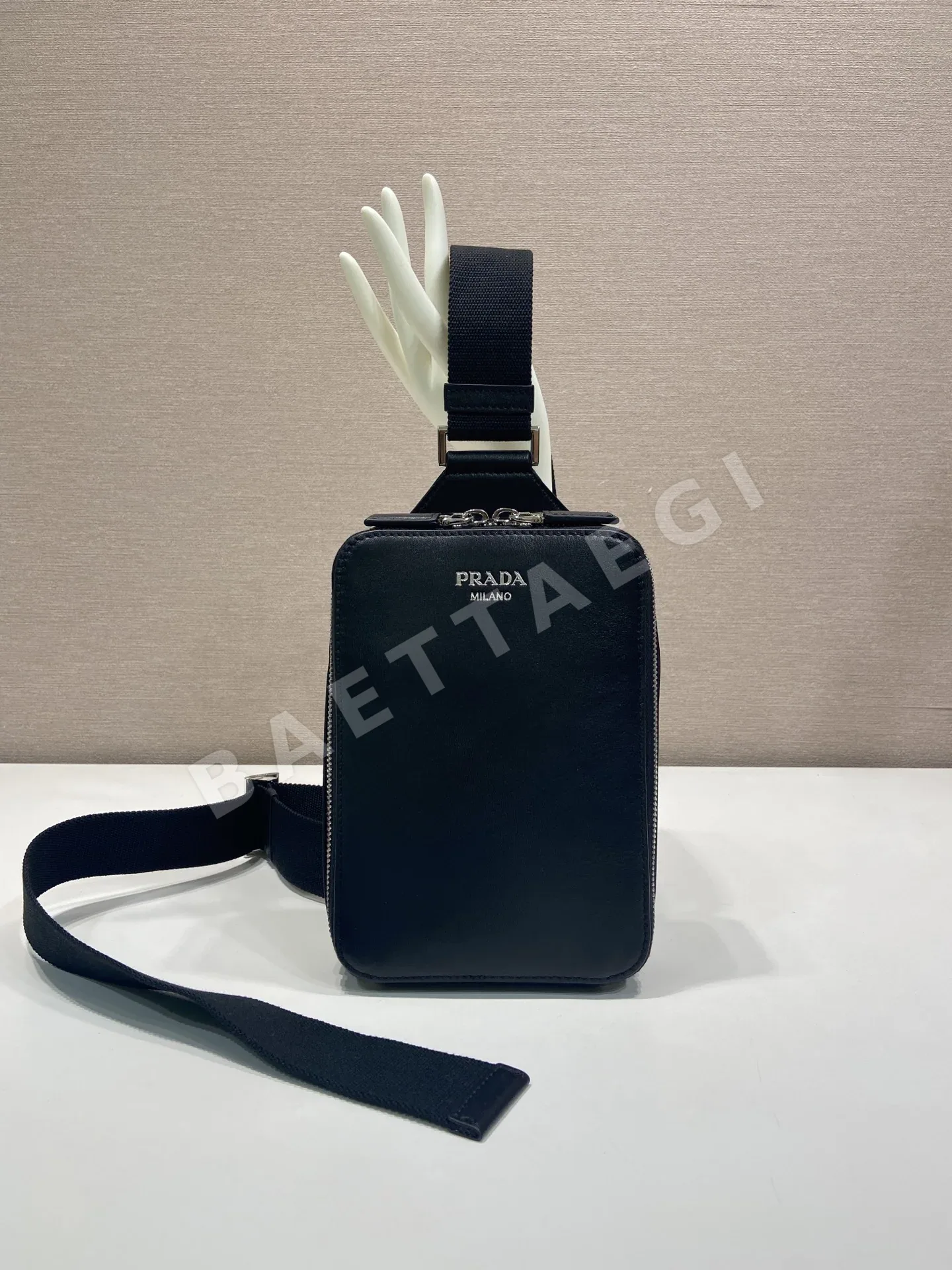 프라다 브릭 가죽 체스트 가방 2VZ106 상세 이미지 2