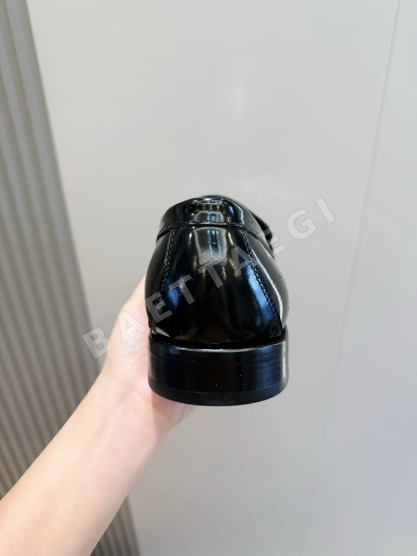 루이비통 메이저 로퍼 페이턴트 카프스킨 메탈릭 가죽 트림 상세 이미지 6