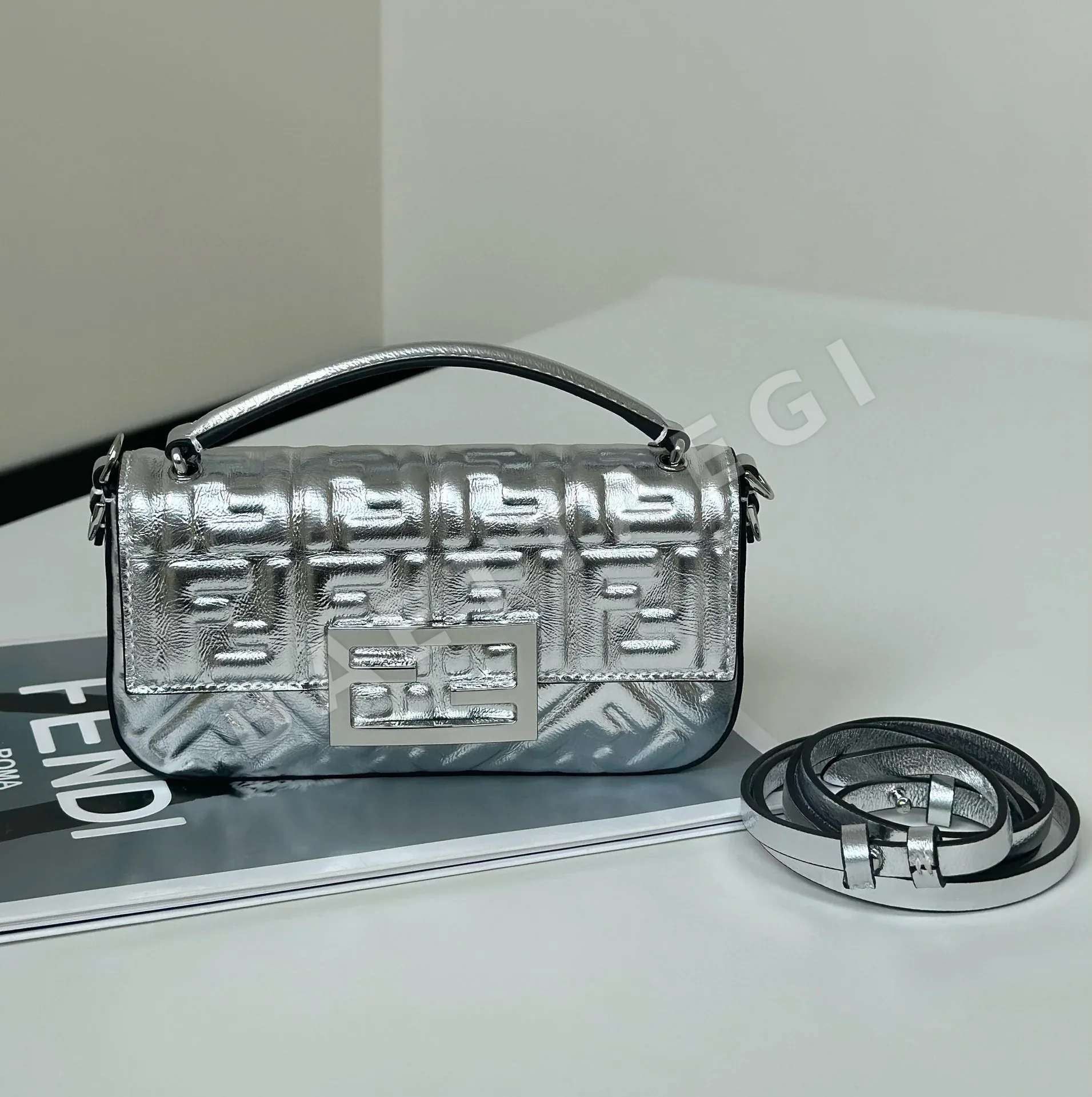 펜디 더블 F 로고 바게트 폰 파우치 8620 C