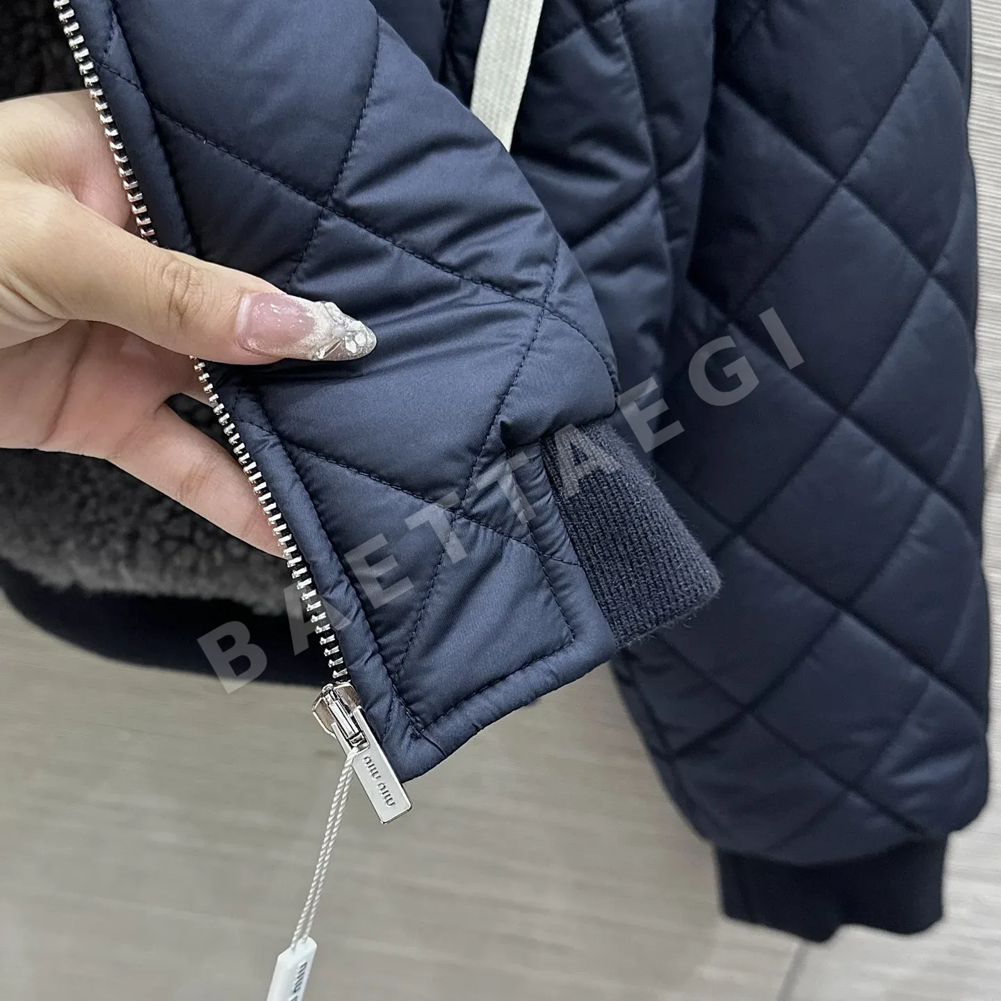 미우미우 테디 플리스 자수 다운 자켓 상세 이미지 8