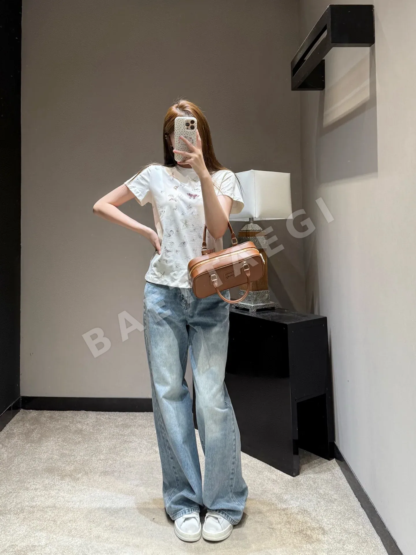 미우미우 크리미 화이트 나비 프린트 여성 반팔 상세 이미지 6