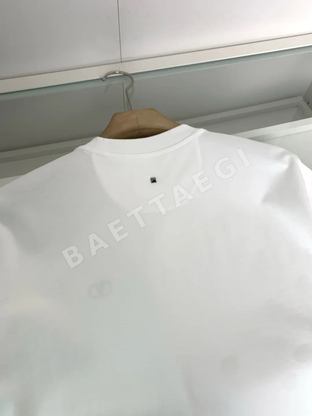 발렌티노 클래식 로고 자수 남성 반팔 티셔츠 상세 이미지 7