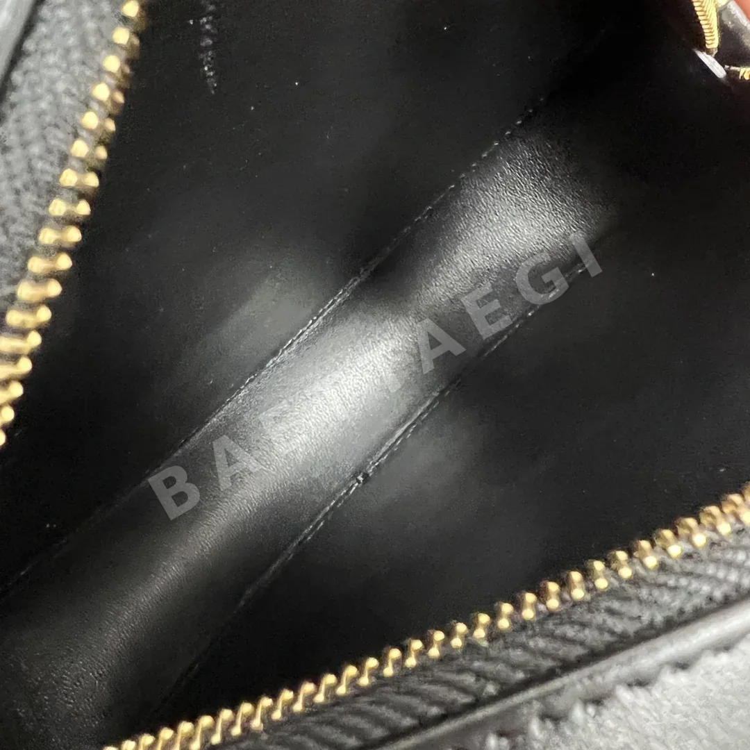 셀린느 블랙 벨벳 골드 체인 숄더백 상세 이미지 5