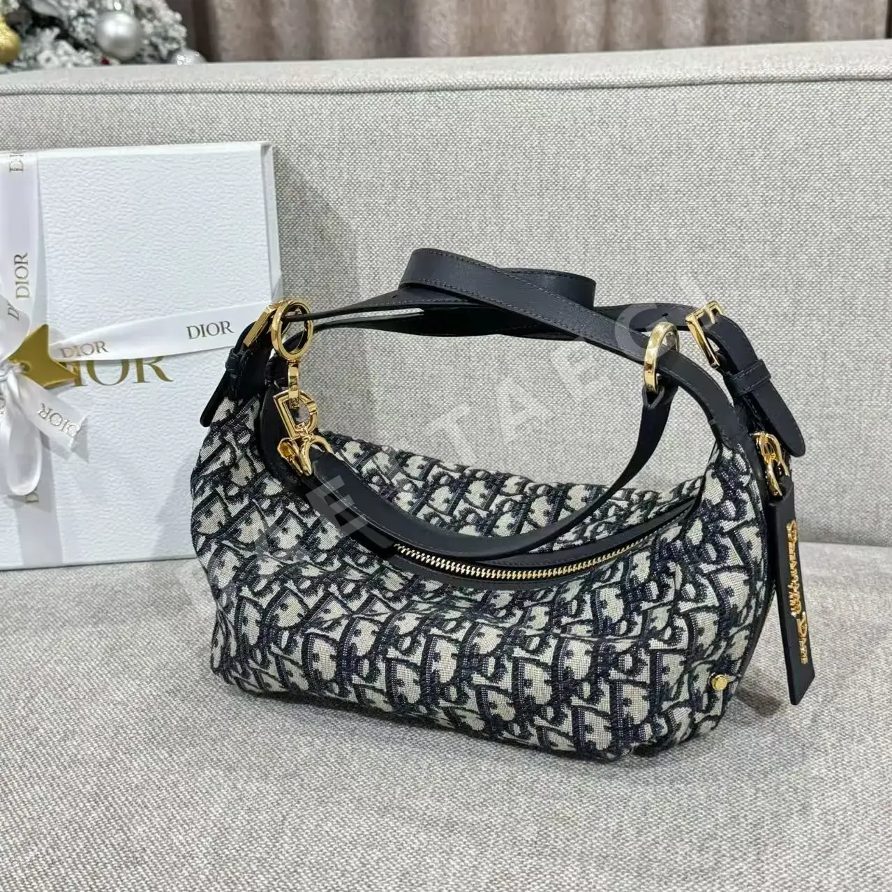 디올 모노그램 숄더백 16531